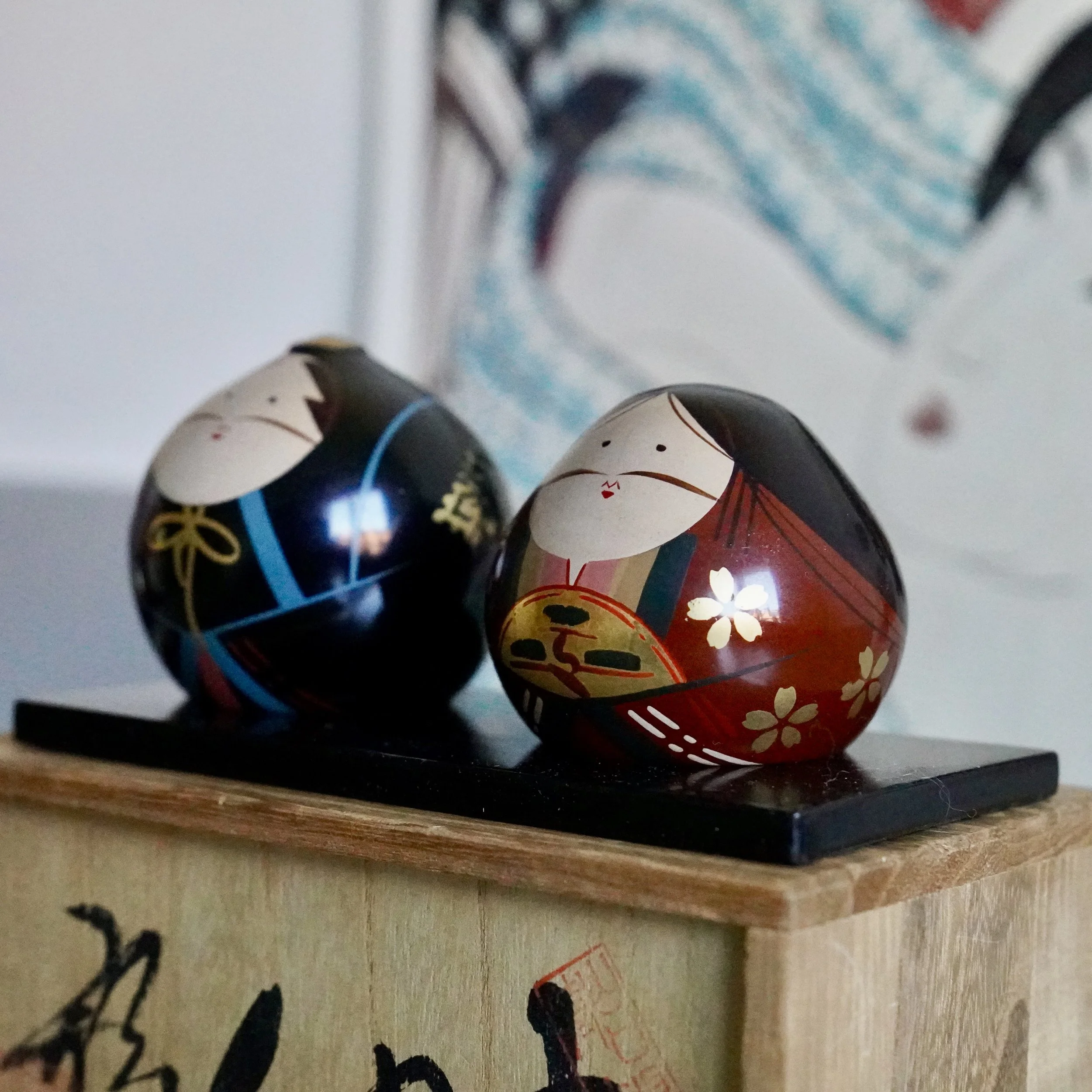 Ouchi-nuri bride and groom hina doll pair on black lacquered stand, Yamaguchi Japan