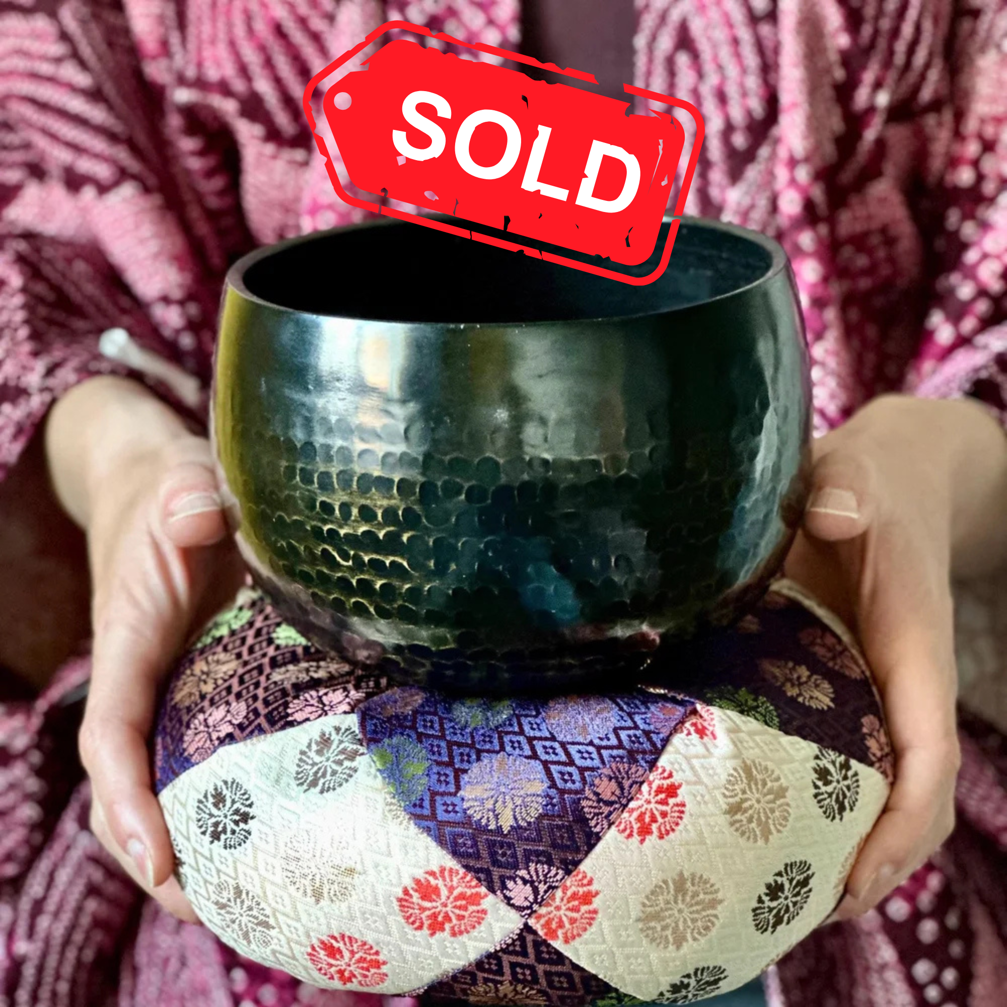 (sold) Vintage Hon Te Uchi Bronze Singing Bowl Set: Ryū Hammered Orin, Zabuton & Striker