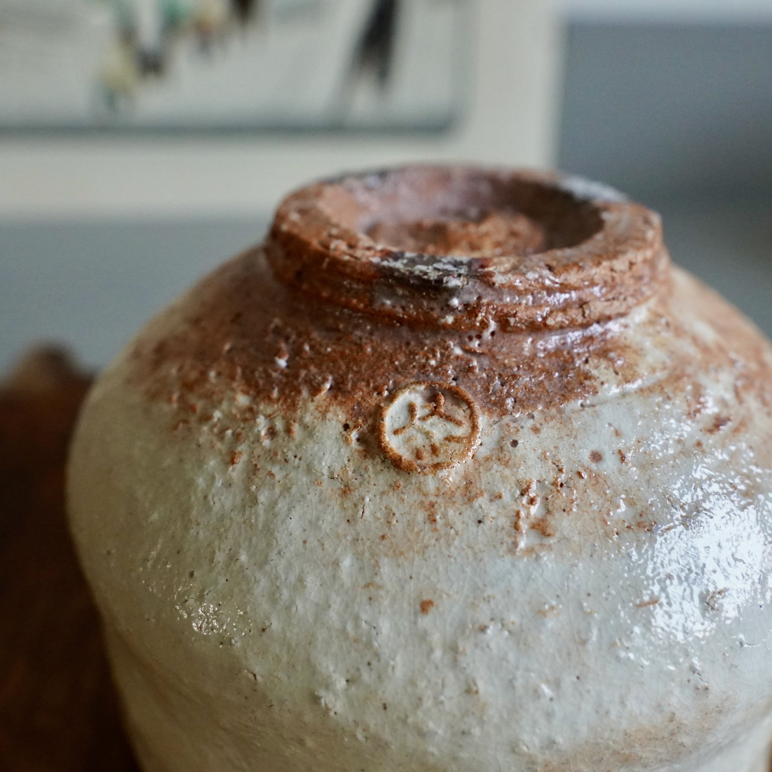 Close-up base Hagi-yaki chawan Hirose Tanga, personal name stamp 淡 in raw clay