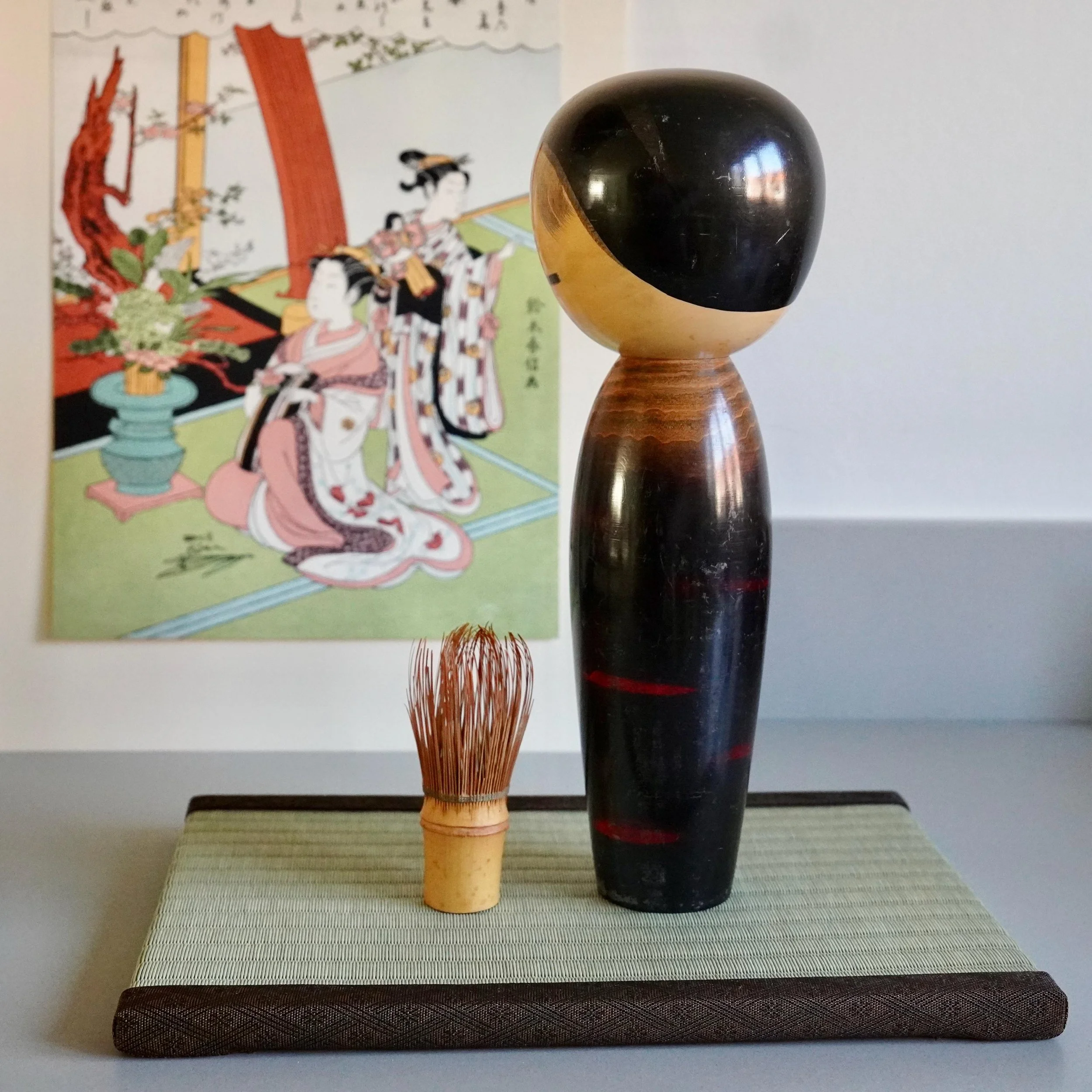 Sosaku kokeshi Chigozakura by Watanabe Masao, left side view of dark wood grain trunk