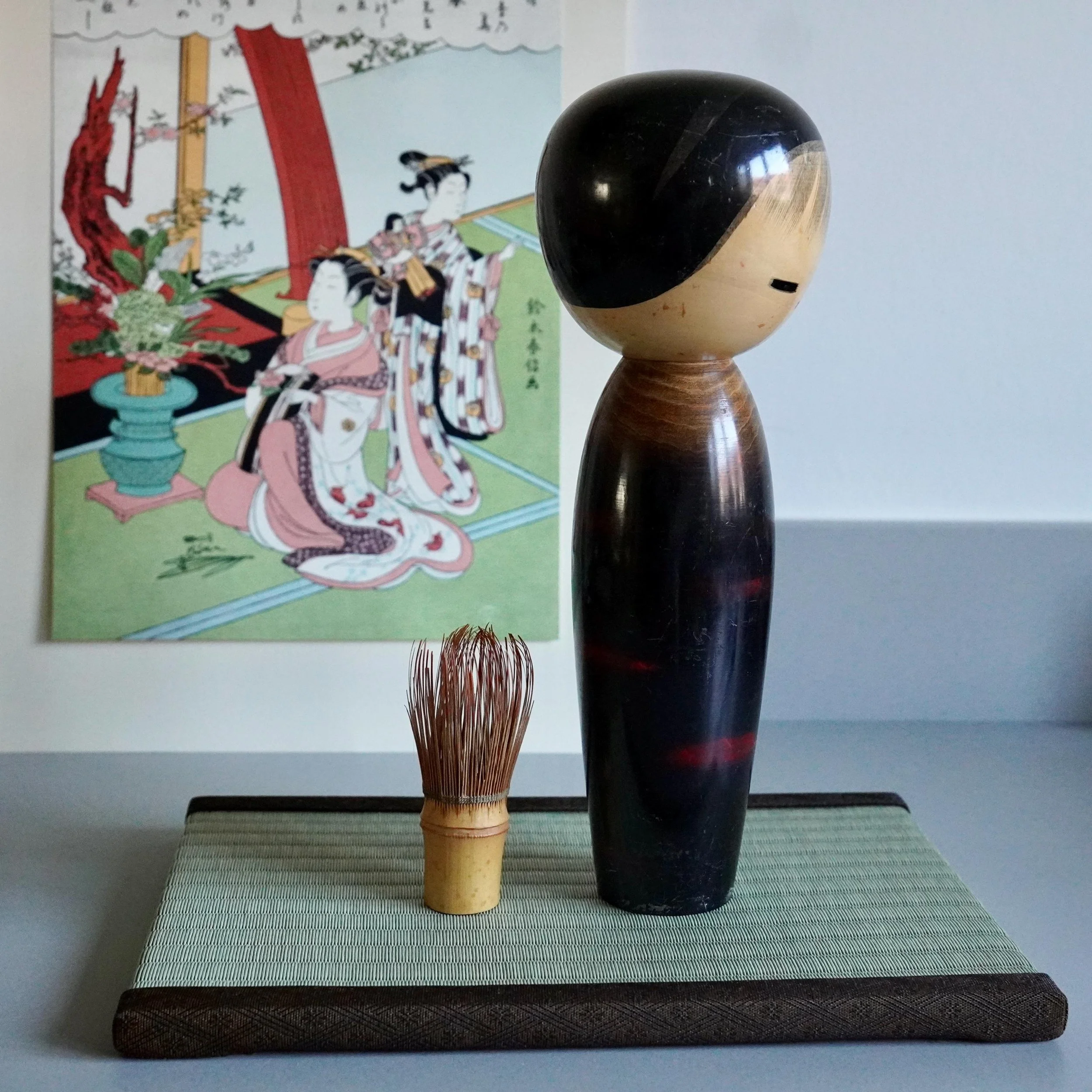Sosaku kokeshi Chigozakura by Watanabe Masao, right side view showing wood grain gradient