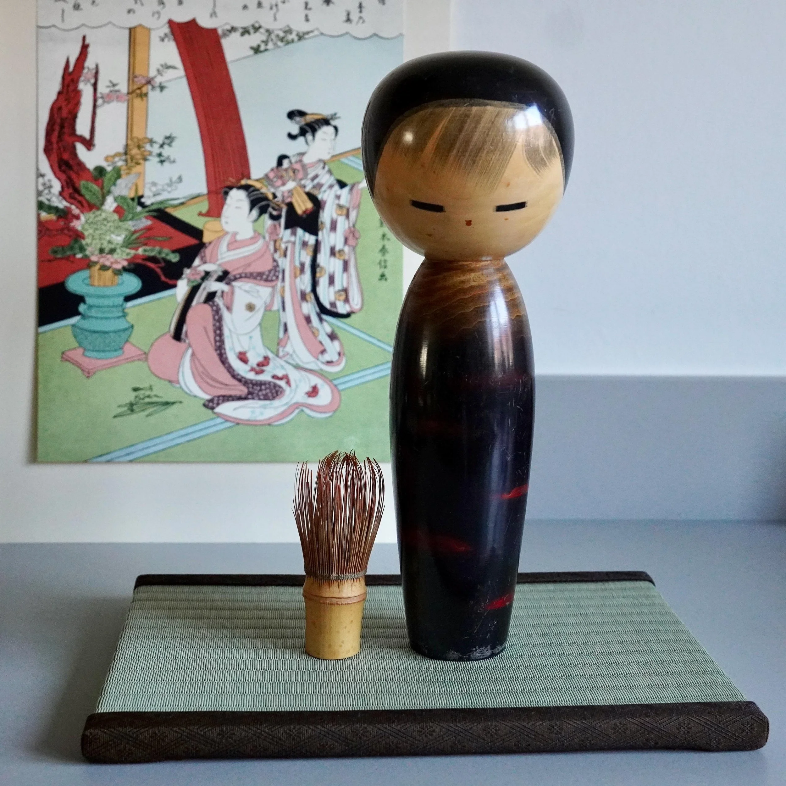 Sosaku kokeshi Chigozakura by Watanabe Masao, three quarter angle view on tatami mat