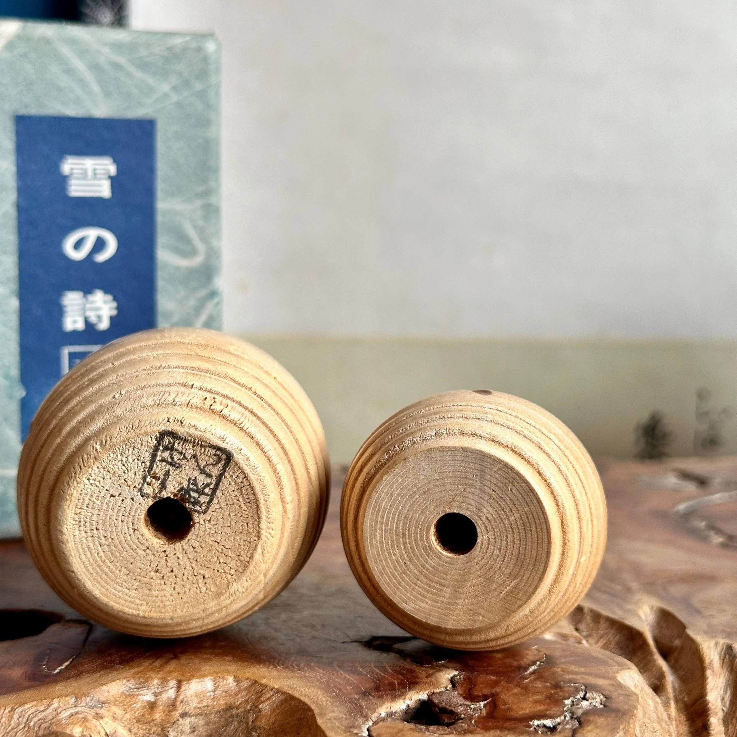 Japanese sosaku kokeshi pair Murakami Kenichi Yuki no Uta tomobako