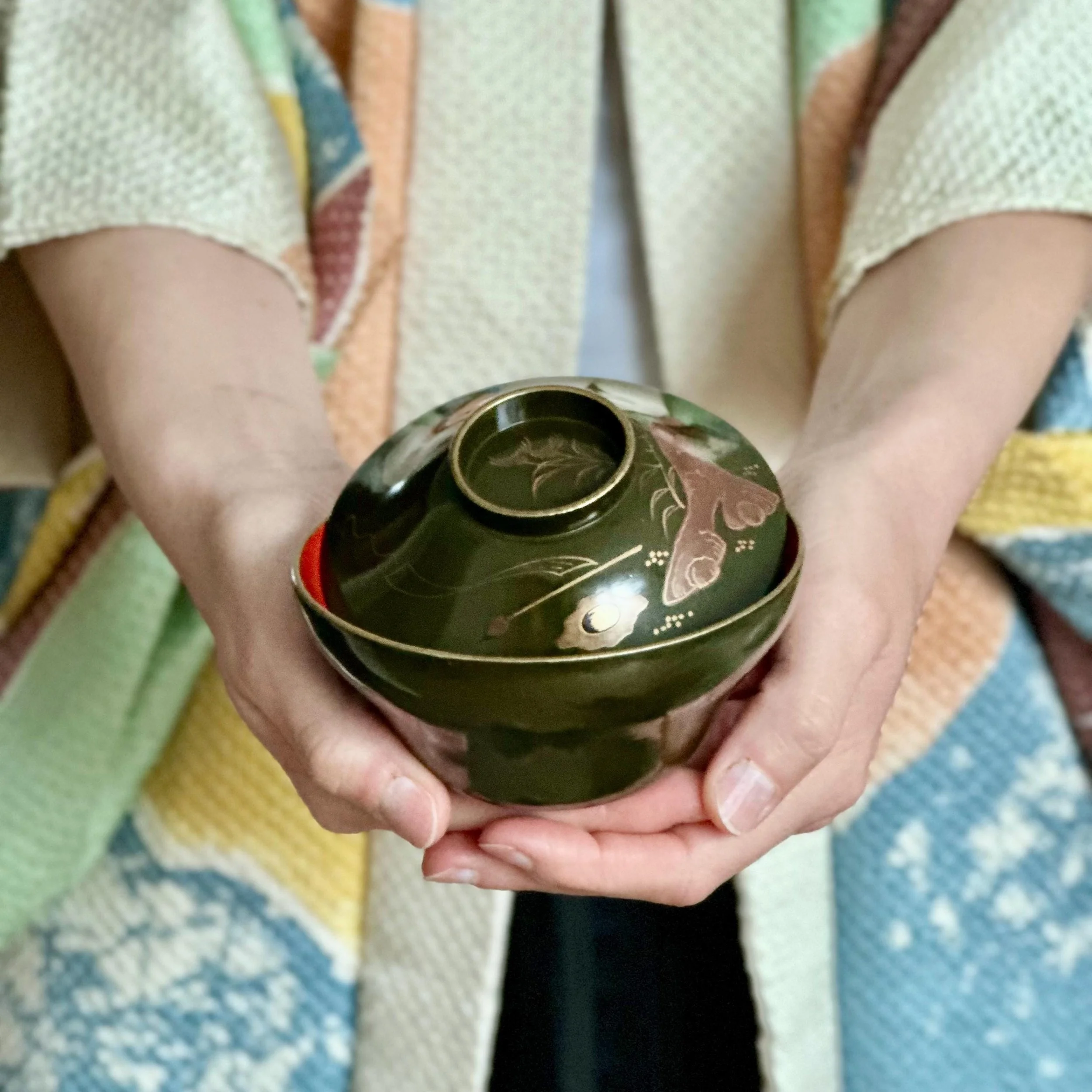 Urushi owan green lacquer with maki-e gold decoration held in hands, set of three, late Taishō to early Shōwa period Japan