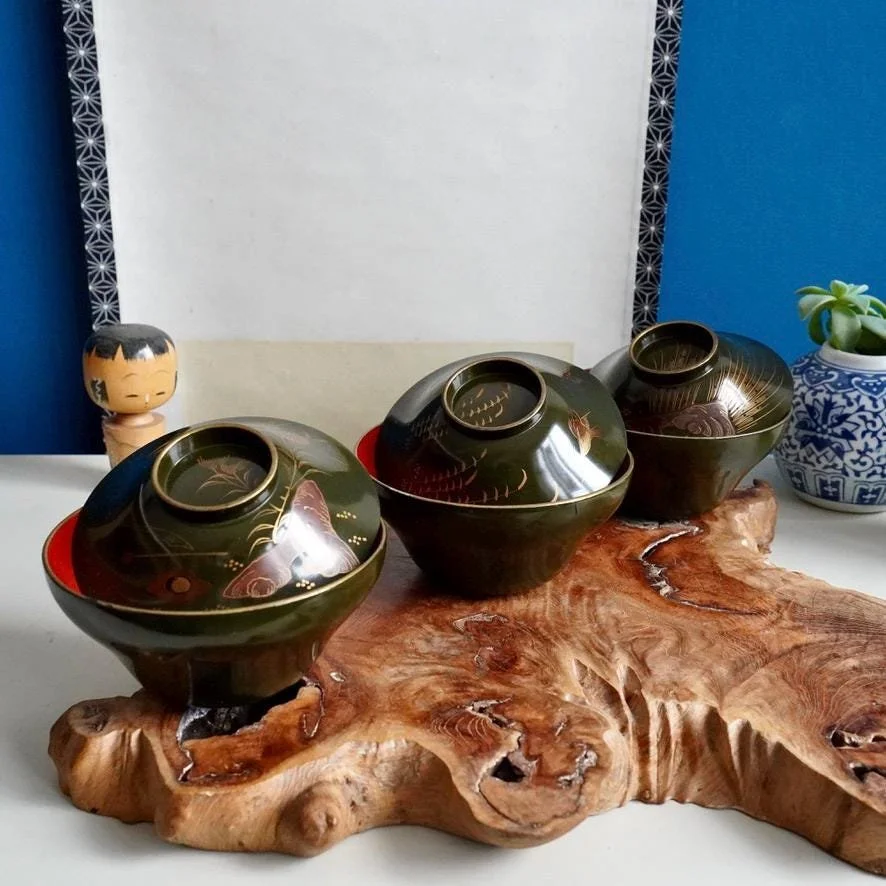 Set of 3 wooden urushi green owan with maki-e decoration, different motif on each bowl, late Taishō to early Shōwa period