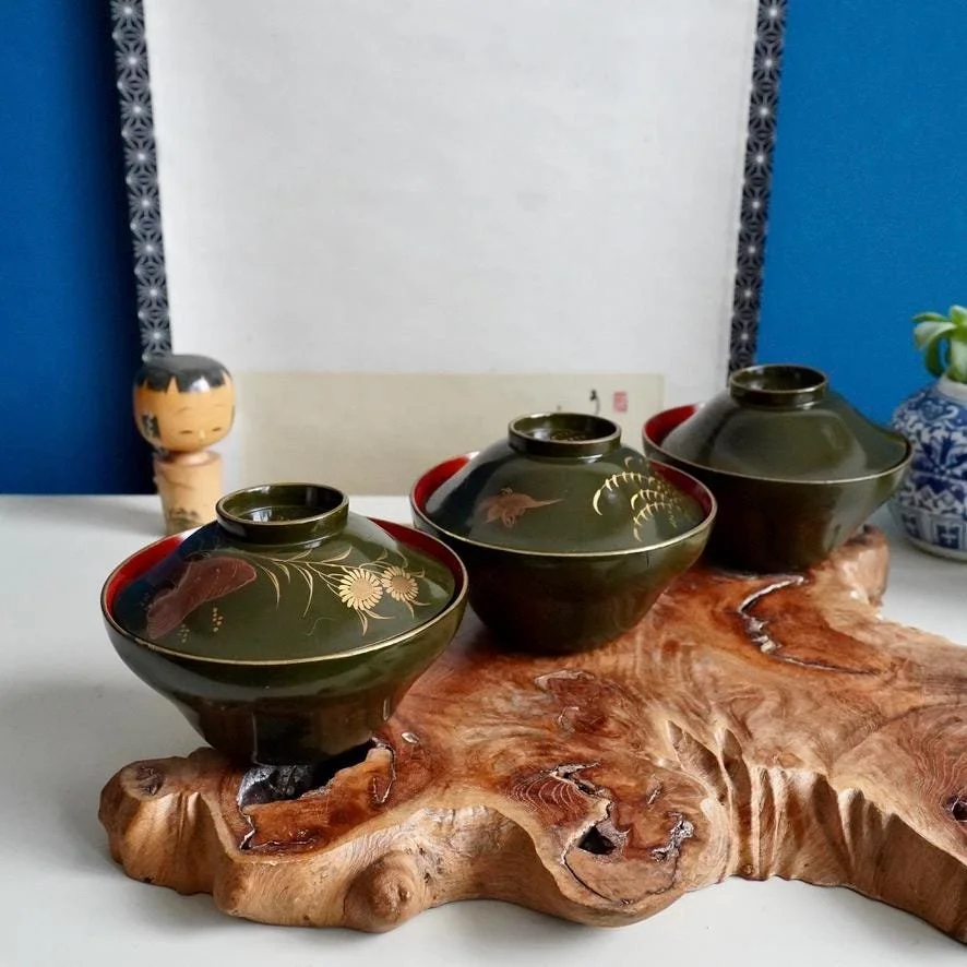 Set of 3 wooden urushi green owan with maki-e decoration, different motif on each bowl, late Taishō to early Shōwa period