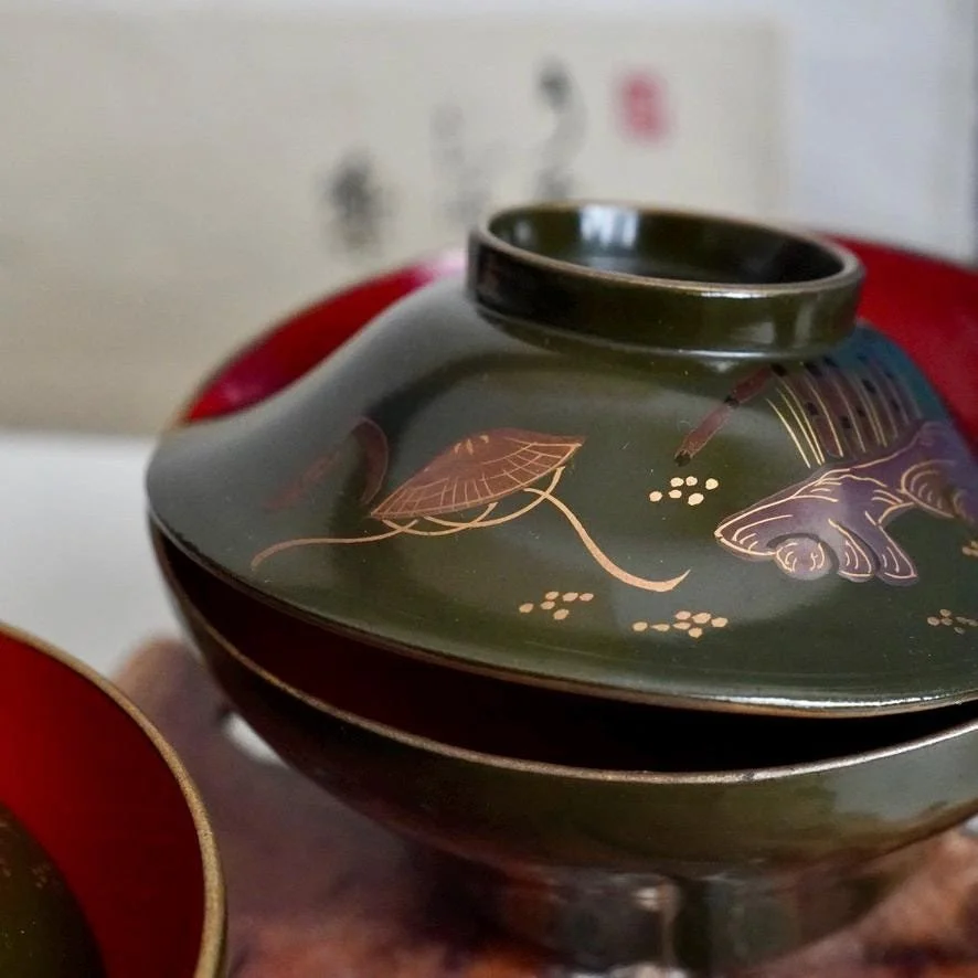 Set of 3 wooden urushi green owan with maki-e decoration, different motif on each bowl, late Taishō to early Shōwa period