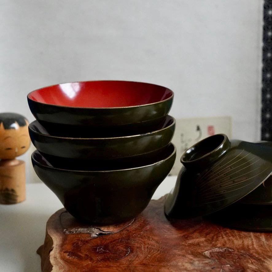 Set of 3 wooden urushi green owan with maki-e decoration, different motif on each bowl, late Taishō to early Shōwa period