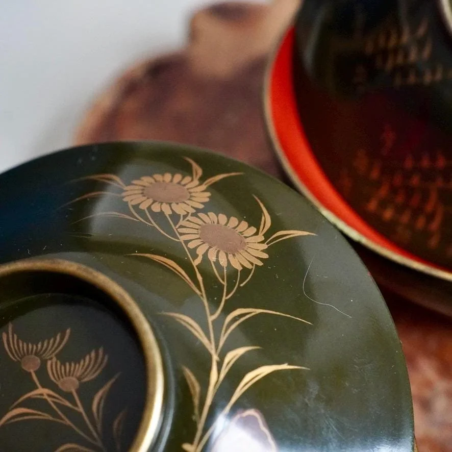 Set of 3 wooden urushi green owan with maki-e decoration, different motif on each bowl, late Taishō to early Shōwa period
