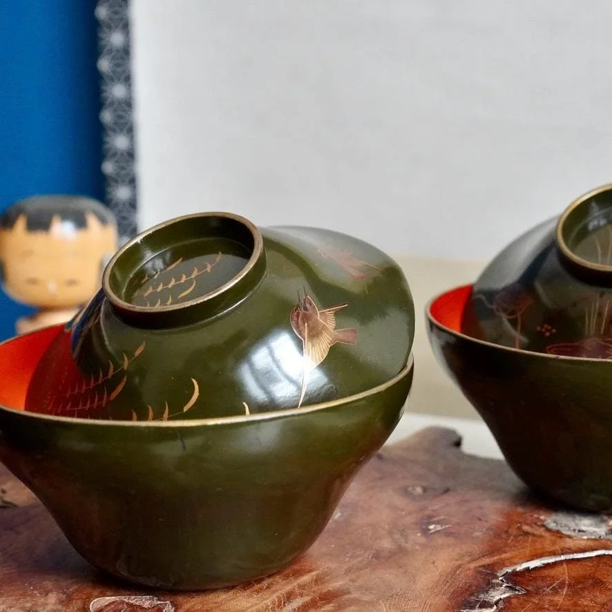 Set of 3 wooden urushi green owan with maki-e decoration, different motif on each bowl, late Taishō to early Shōwa period