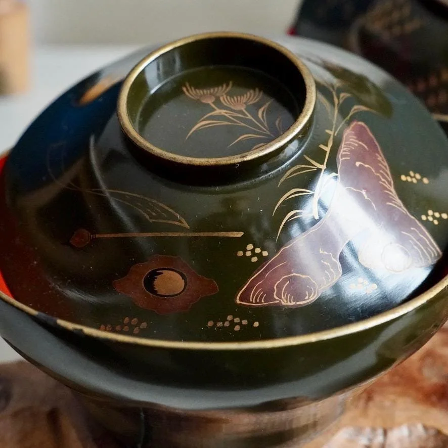Set of 3 wooden urushi green owan with maki-e decoration, different motif on each bowl, late Taishō to early Shōwa period