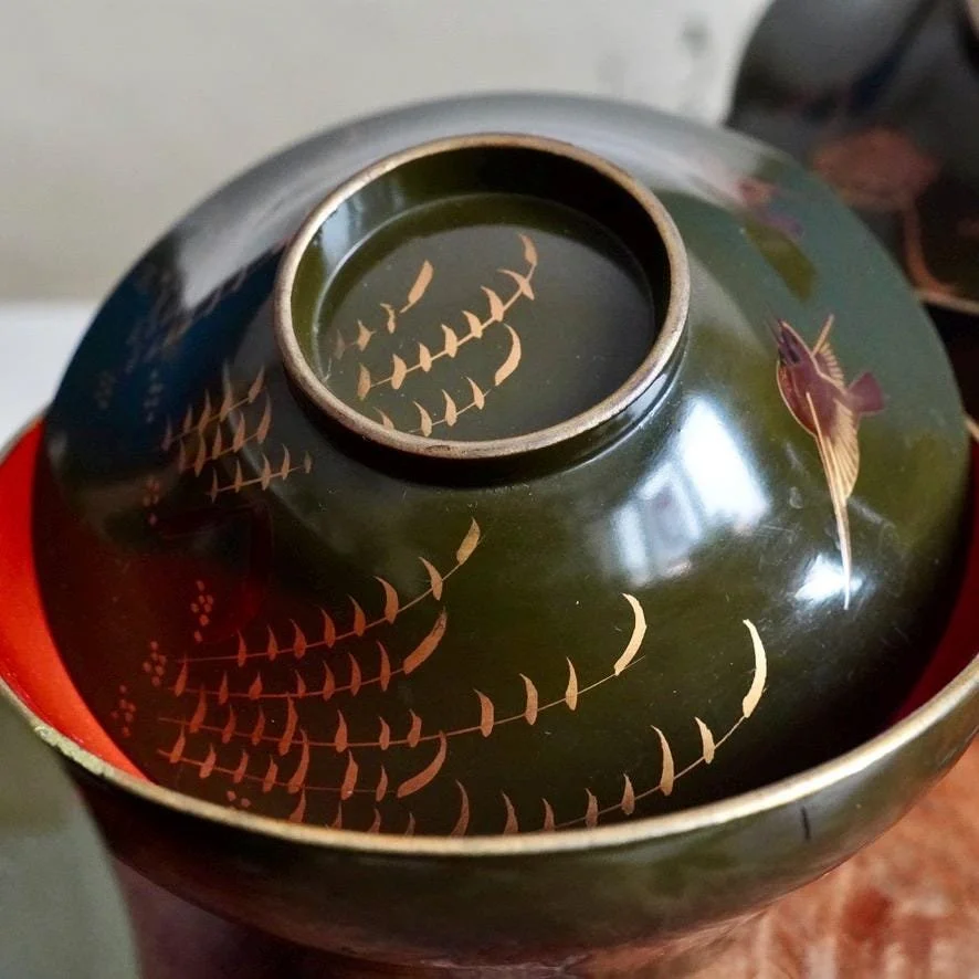 Set of 3 wooden urushi green owan with maki-e decoration, different motif on each bowl, late Taishō to early Shōwa period