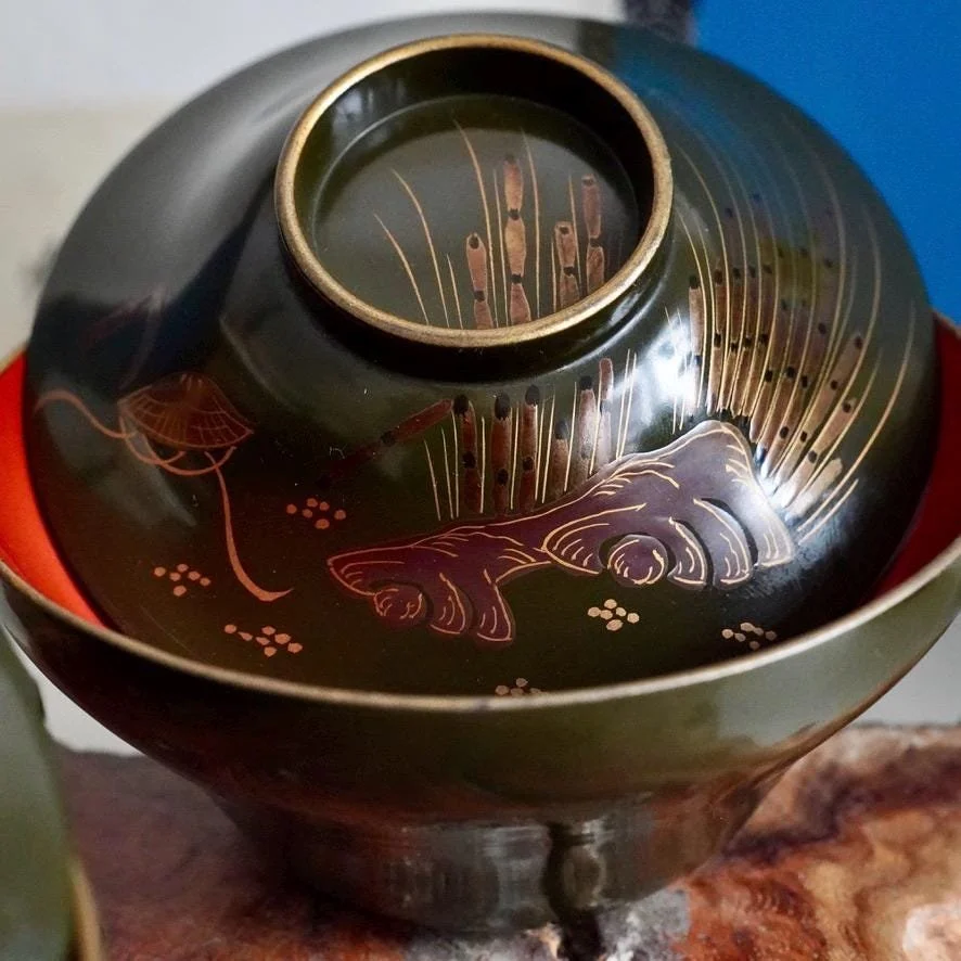 Set of 3 wooden urushi green owan with maki-e decoration, different motif on each bowl, late Taishō to early Shōwa period