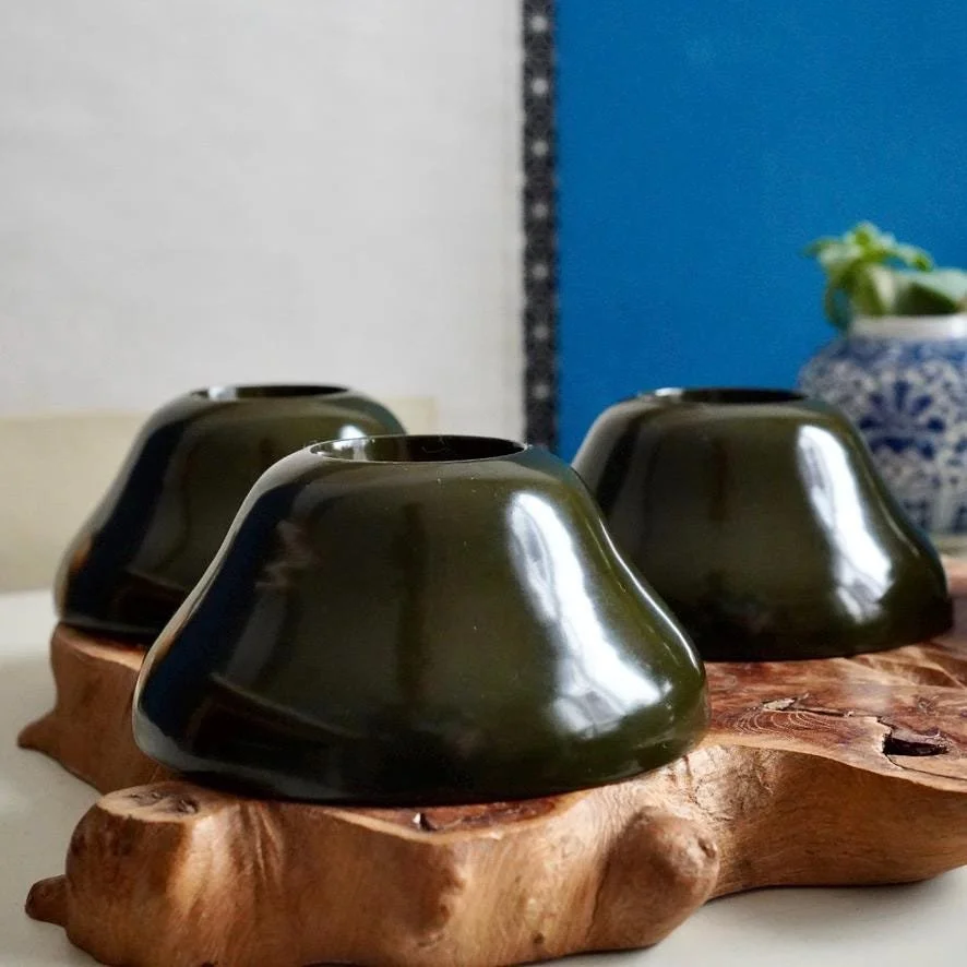 Set of 3 wooden urushi green owan with maki-e decoration, different motif on each bowl, late Taishō to early Shōwa period