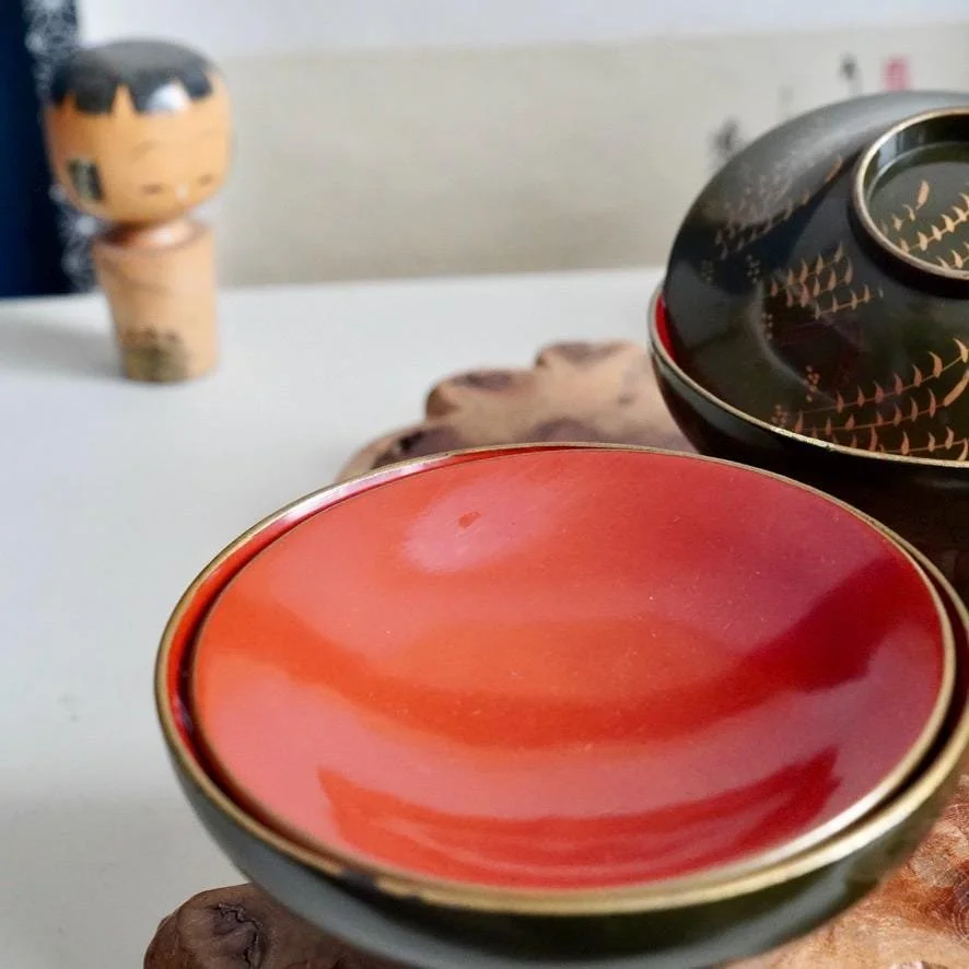 Set of 3 wooden urushi green owan with maki-e decoration, different motif on each bowl, late Taishō to early Shōwa period