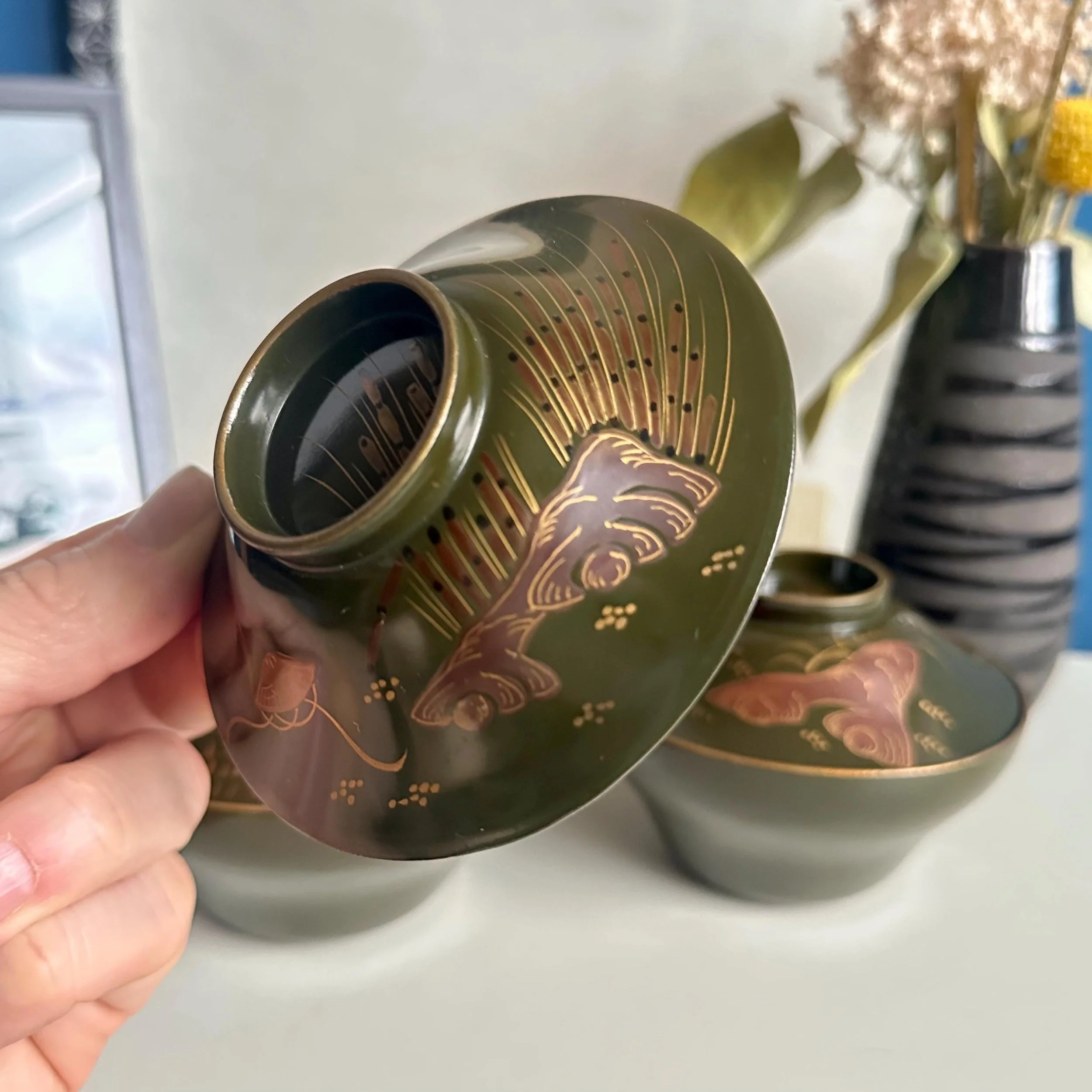 Set of 3 wooden urushi green owan with maki-e decoration, different motif on each bowl, late Taishō to early Shōwa period