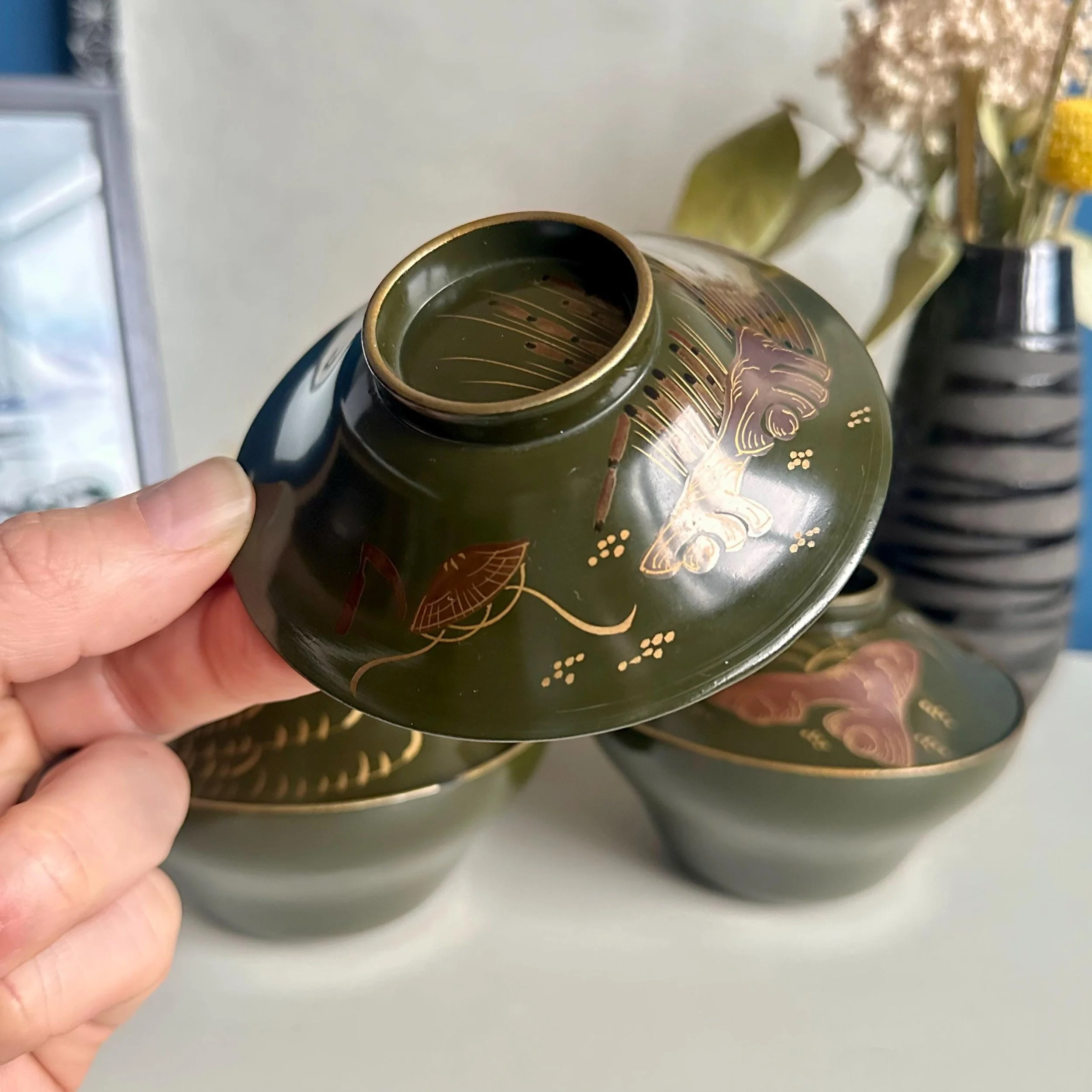 Set of 3 wooden urushi green owan with maki-e decoration, different motif on each bowl, late Taishō to early Shōwa period