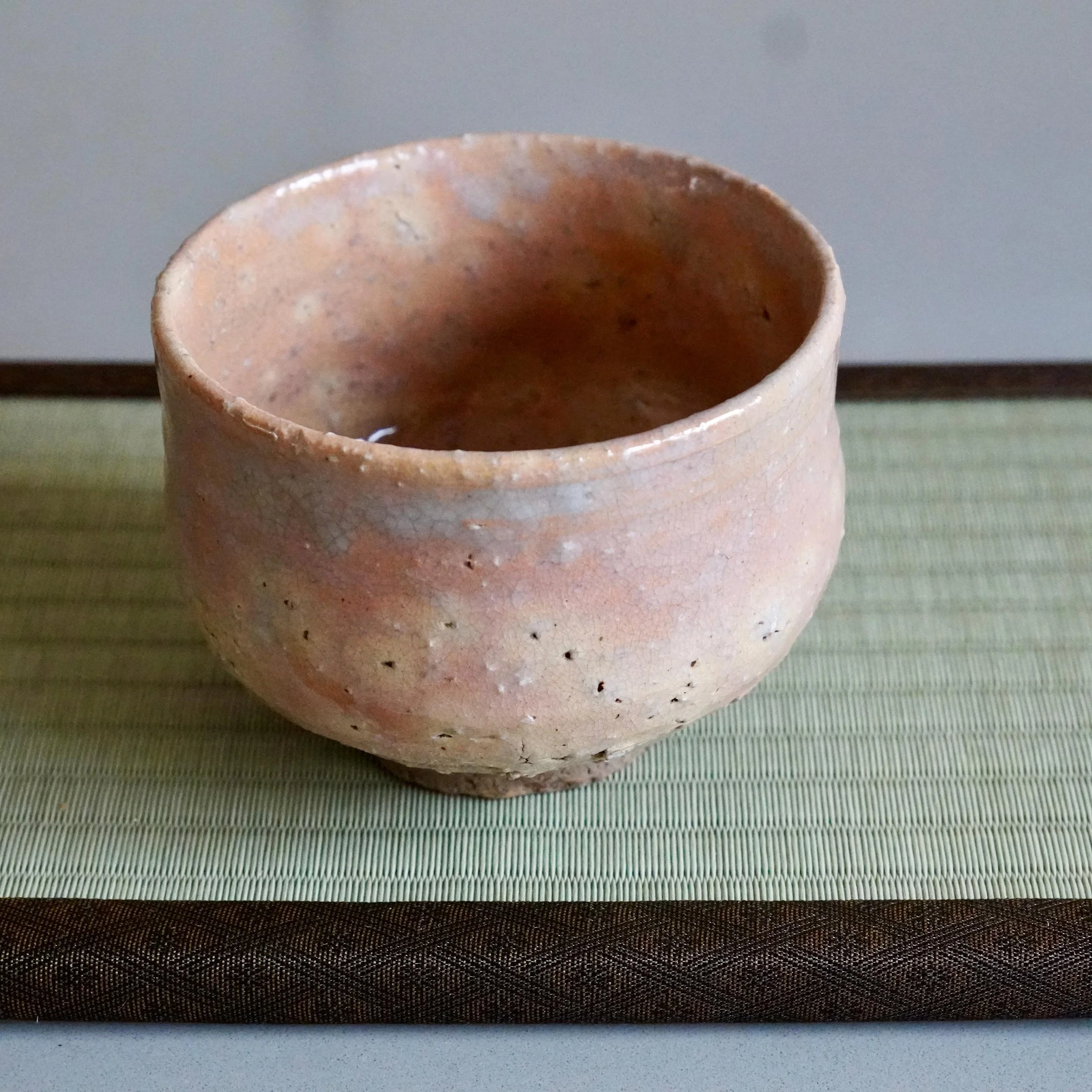 Hagi chawan Yamato Matsuroku-gama slight angle showing glaze variation across body, Miyano Yamaguchi