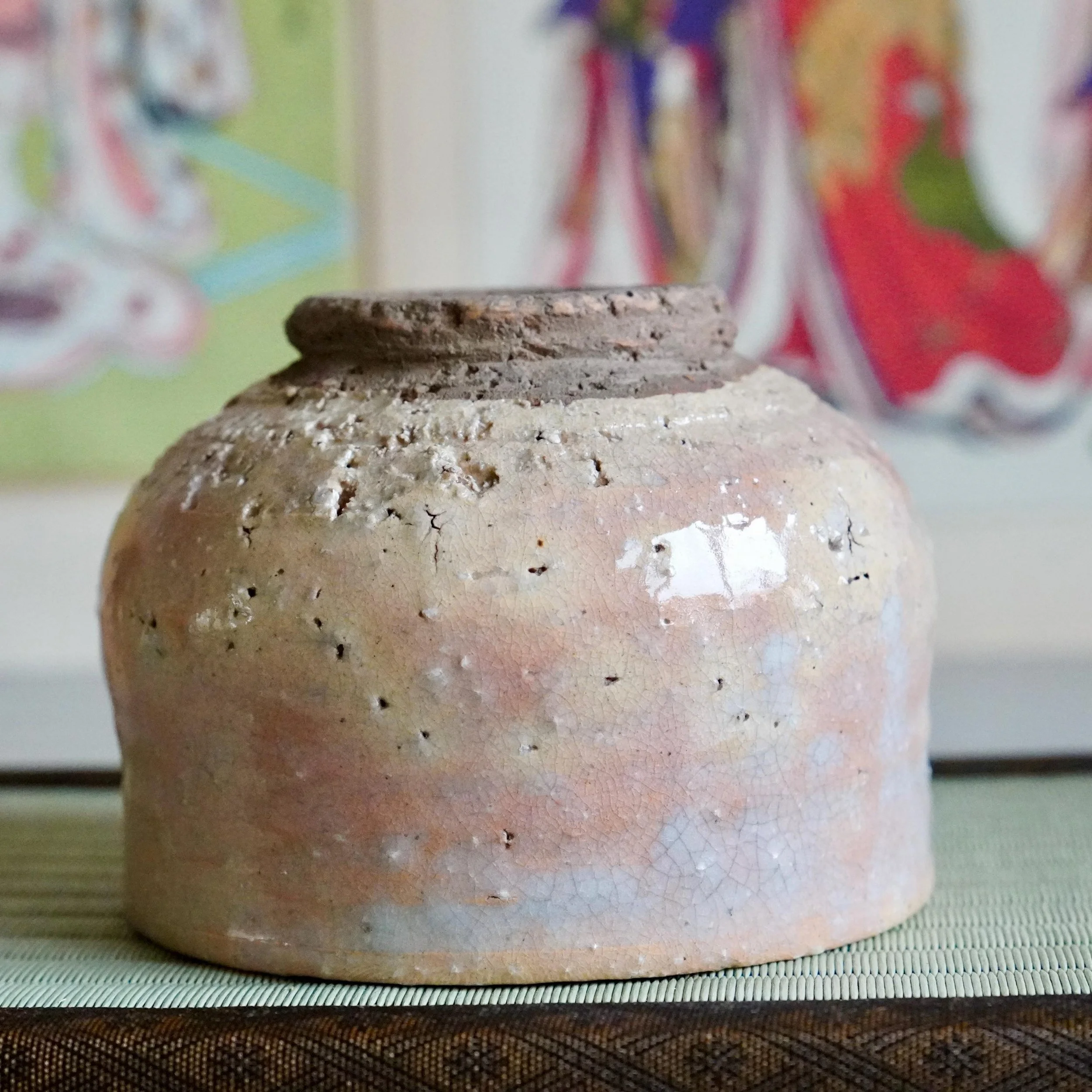 Hagi-yaki chawan base view Yamato Matsuroku-gama, rough unglazed Daido clay foot ring with dark iron-rich clay visible