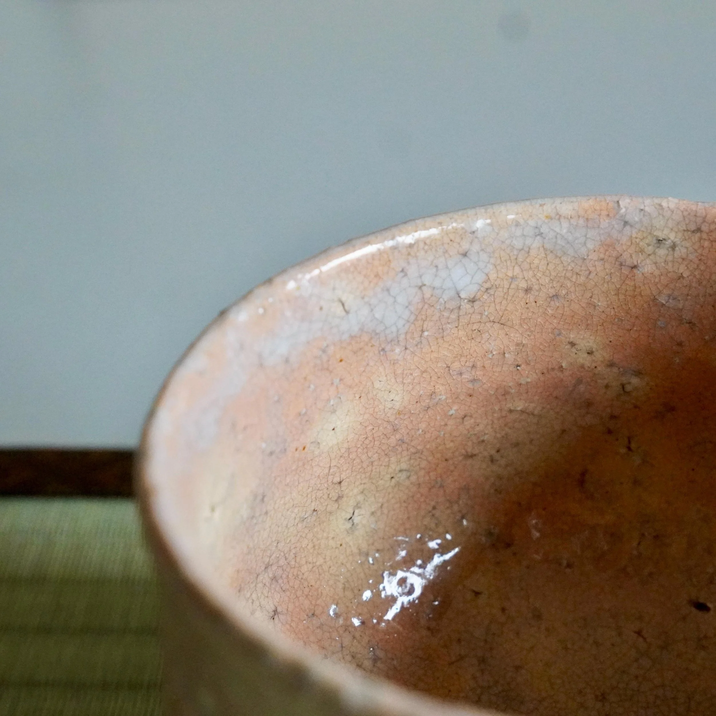 Shira-Hagi glaze close-up Yamato Matsuroku-gama chawan, straw ash glaze texture showing surface variation and warmth
