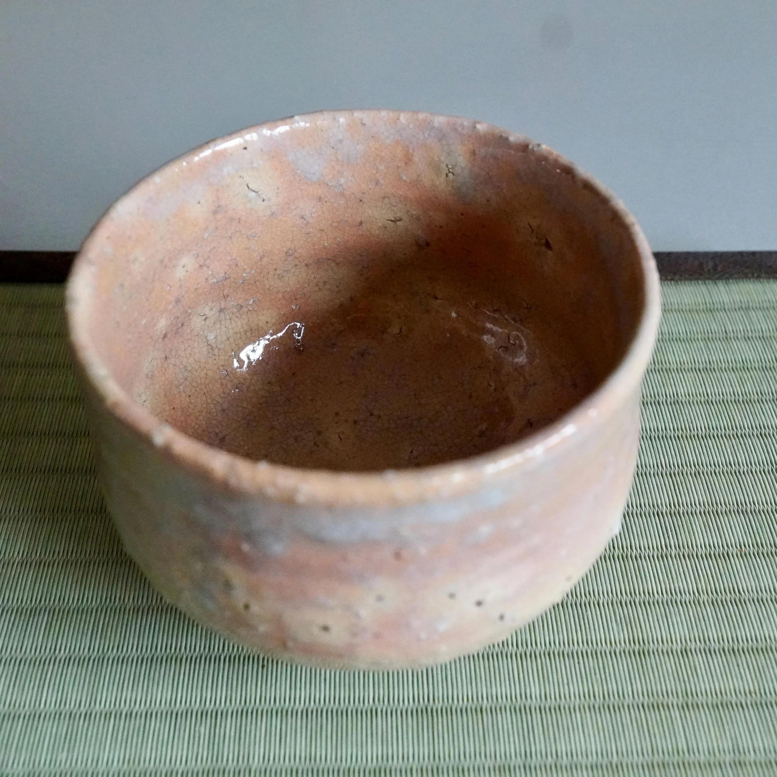 Shira-Hagi chawan Yamato Matsuroku-gama interior side view, pale peach glaze pooling and warm Daido clay rim
