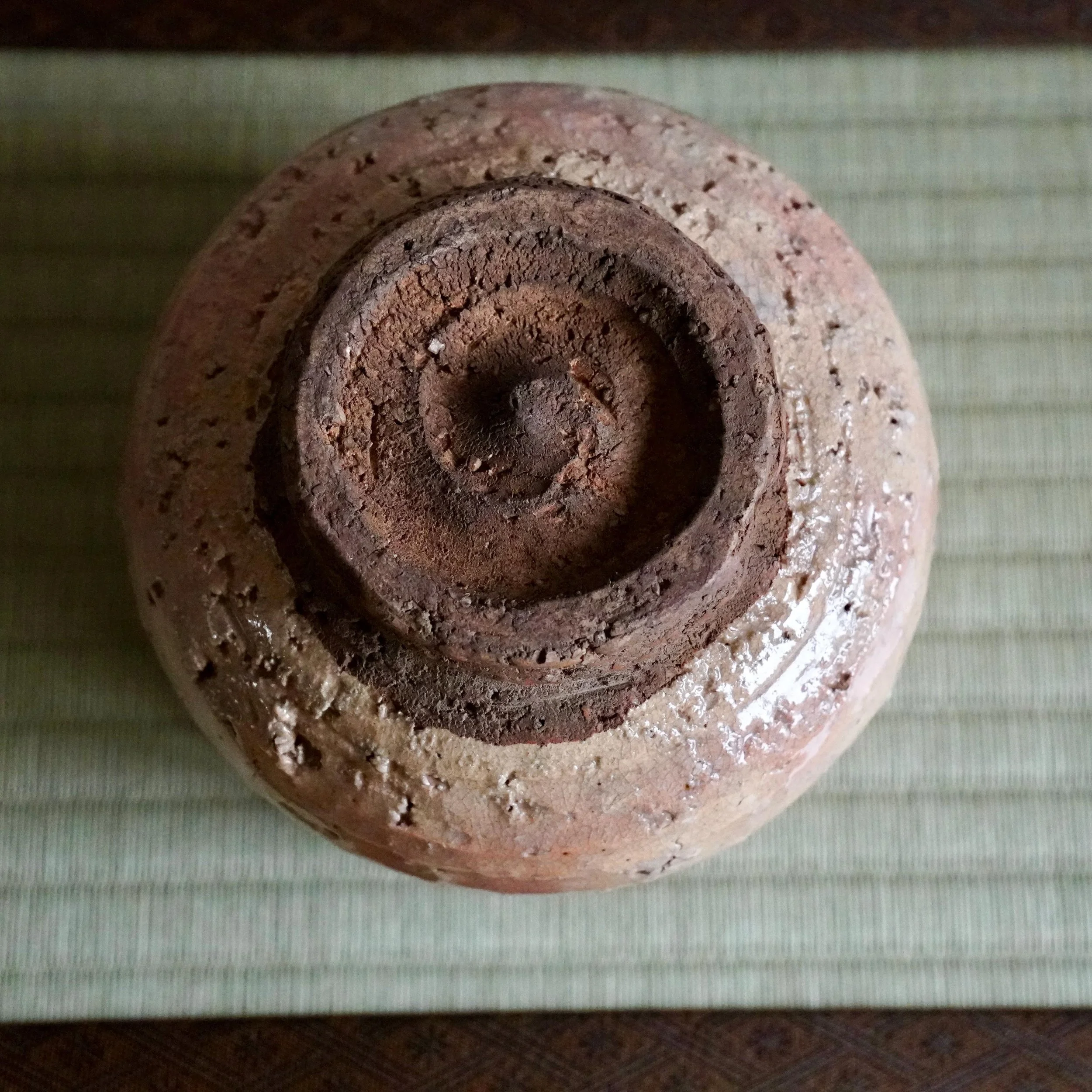 Hagi-yaki chawan base overhead Yamato Matsuroku-gama, rough unglazed foot ring showing iron-rich Daido clay texture