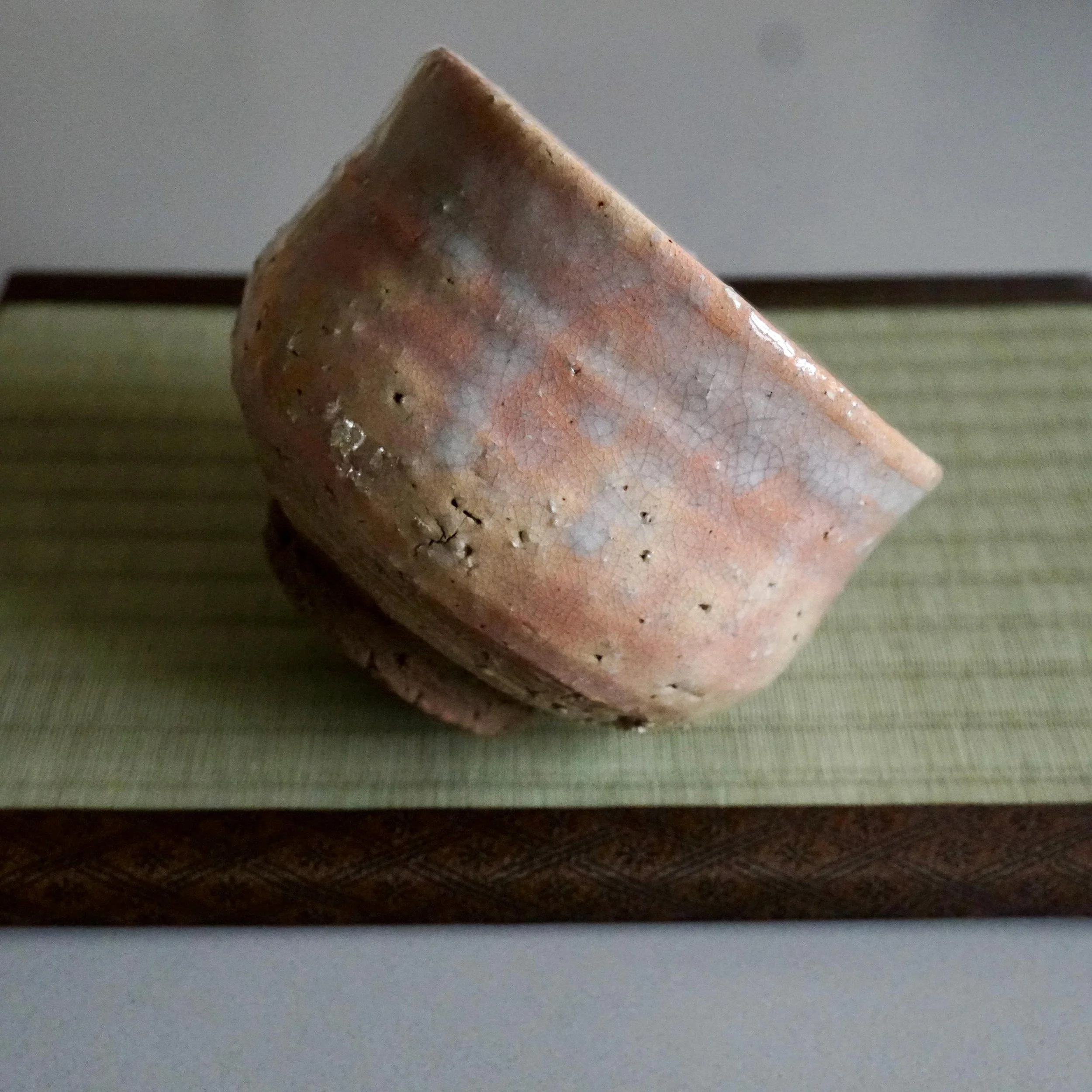 Hagi chawan Yamato Matsuroku-gama exterior and interior visible together, shira-Hagi glaze contrast with dark clay foot