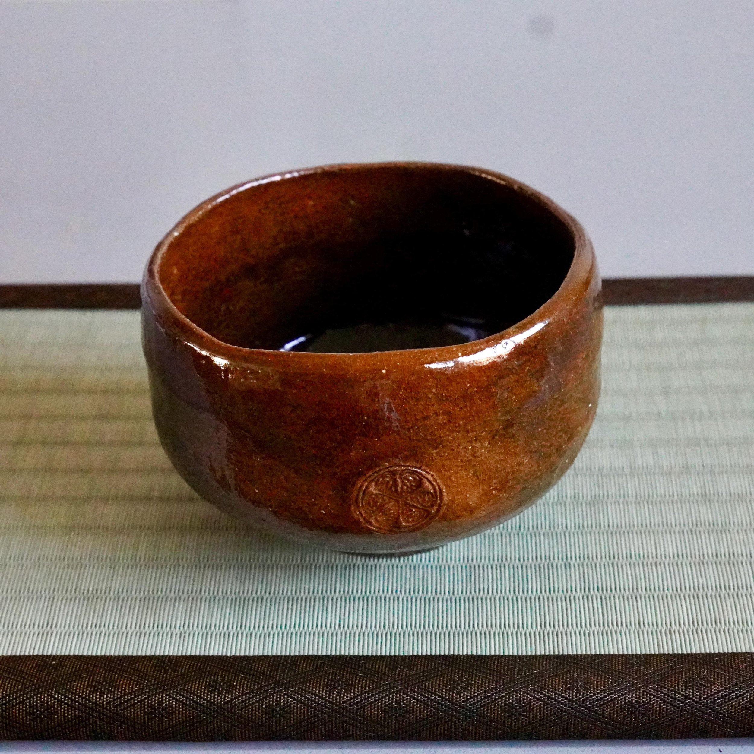 Ōbi-yaki chawan by Nakamura Chōami, front view on tatami mat