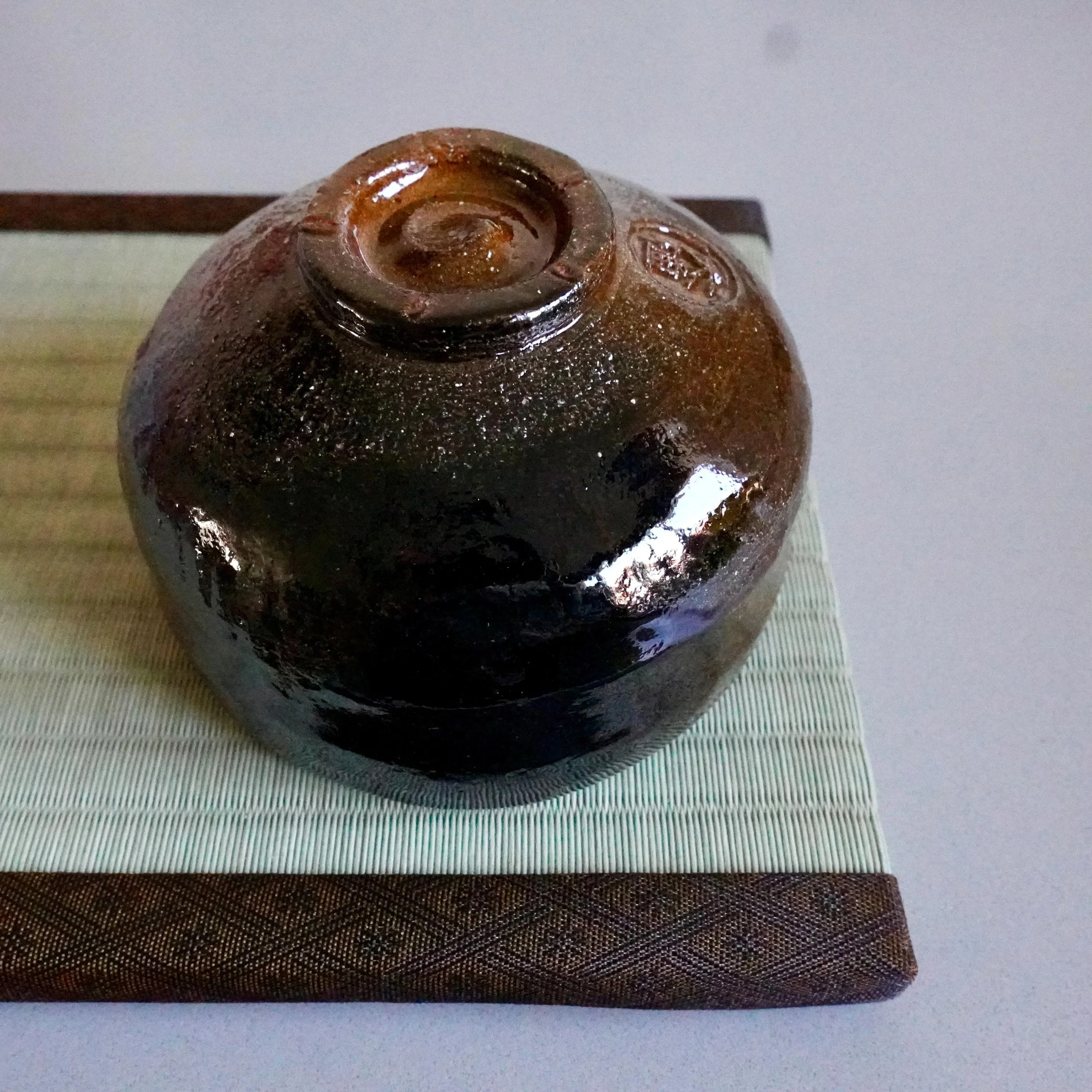 Ōbi-yaki chawan overhead view, Kanazawa, near-black glaze pooling showa