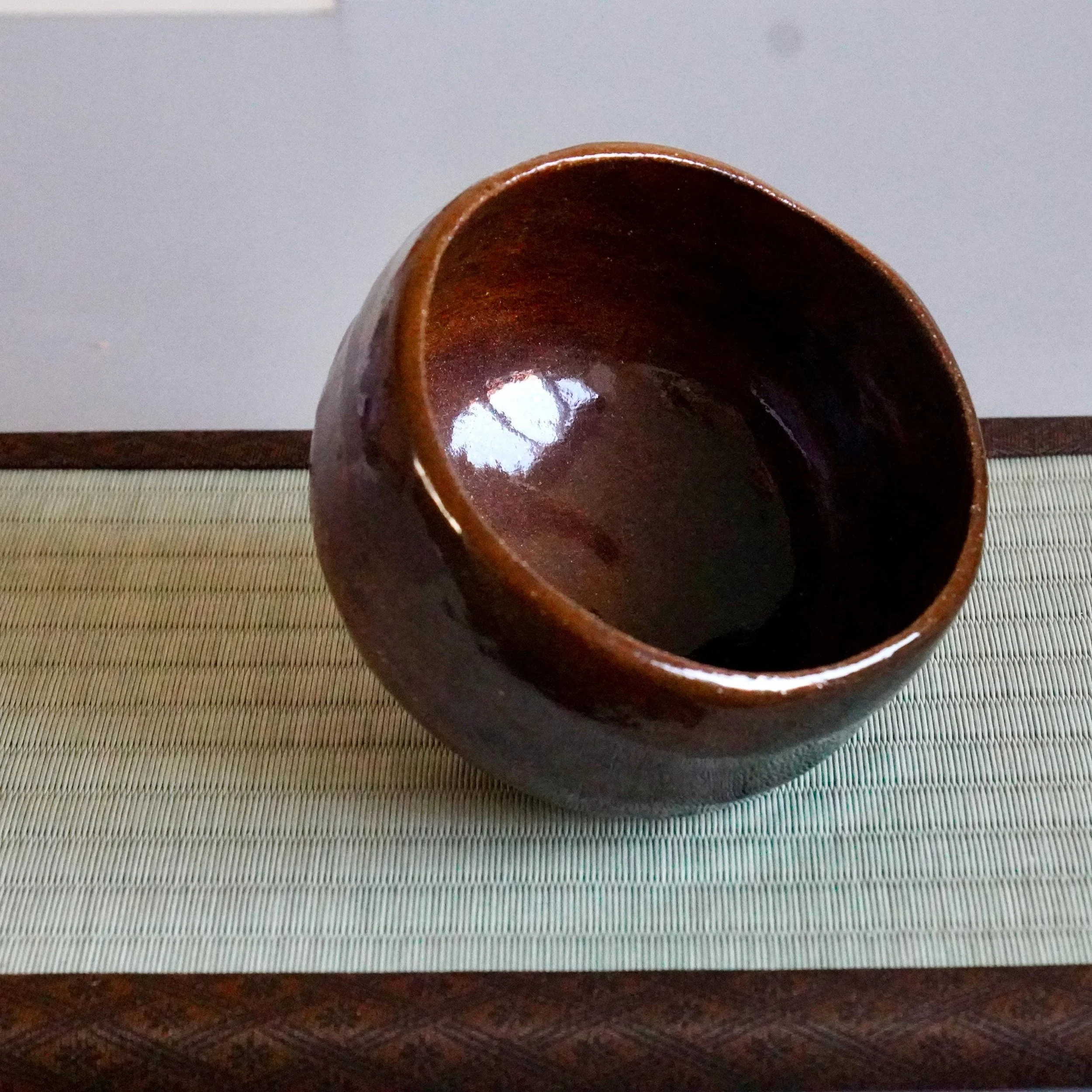 Ōbi-yaki chawan side profile, high-gloss glaze surface