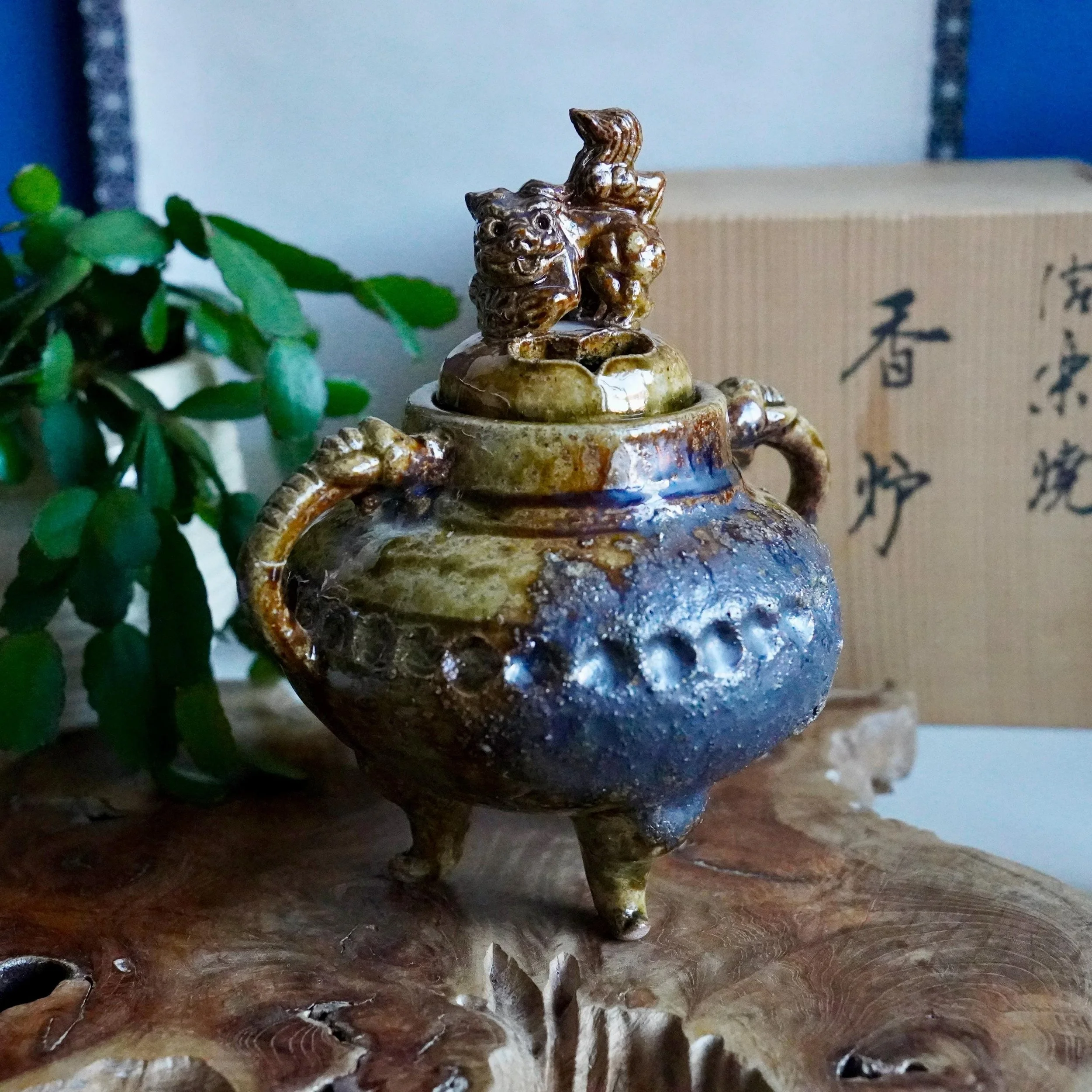 Shigaraki-yaki kōro incense burner, full view, shishi lid, tripod base