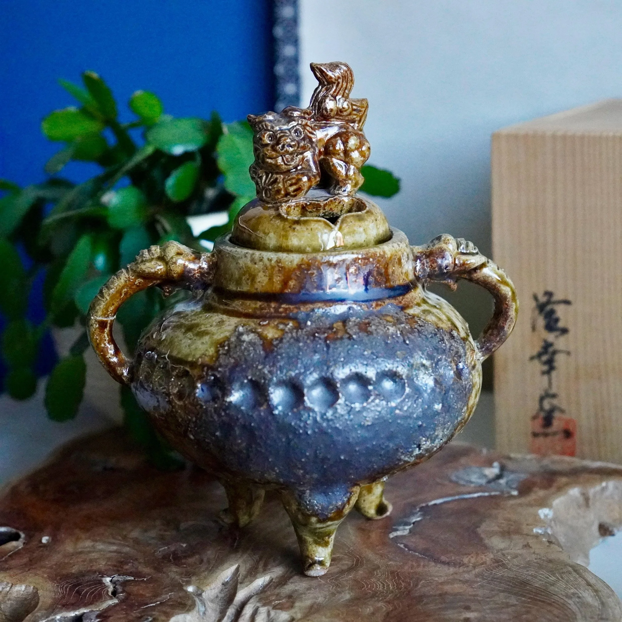 Shigaraki-yaki kōro, front view, tomobako in background