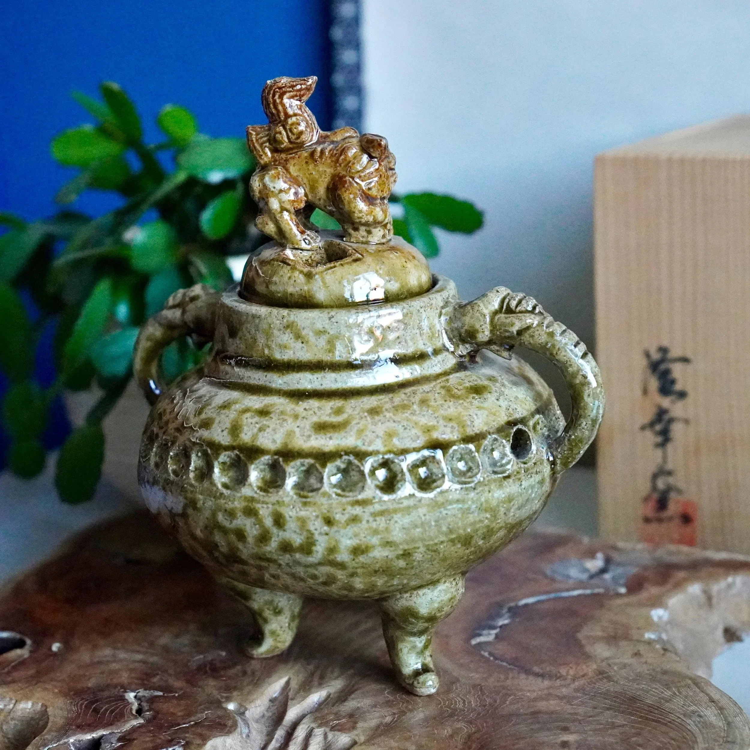 Shigaraki-yaki kōro, front view, original tomobako box and red seal visible
