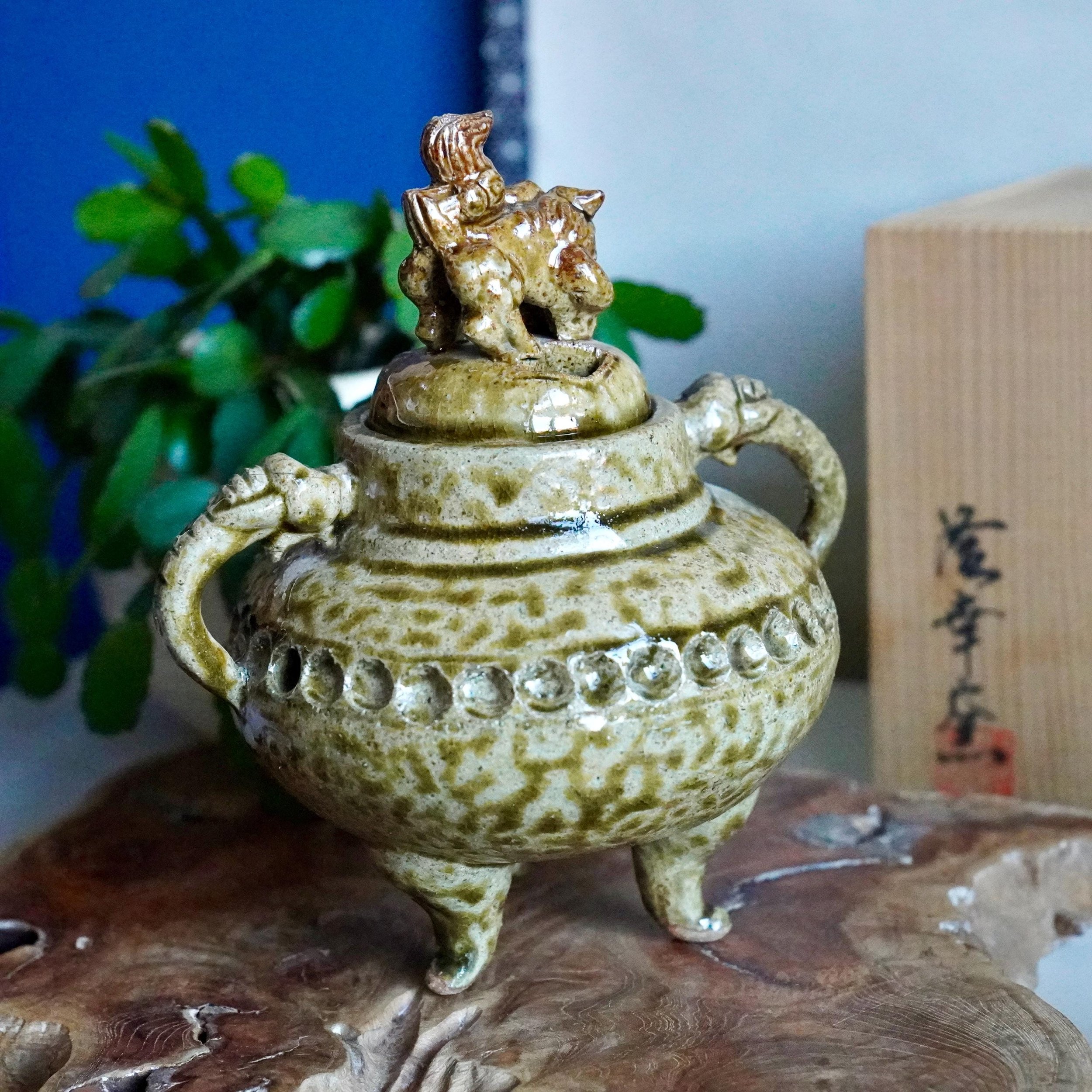 Shigaraki-yaki kōro, angled view, handle in profile, tomobako in background