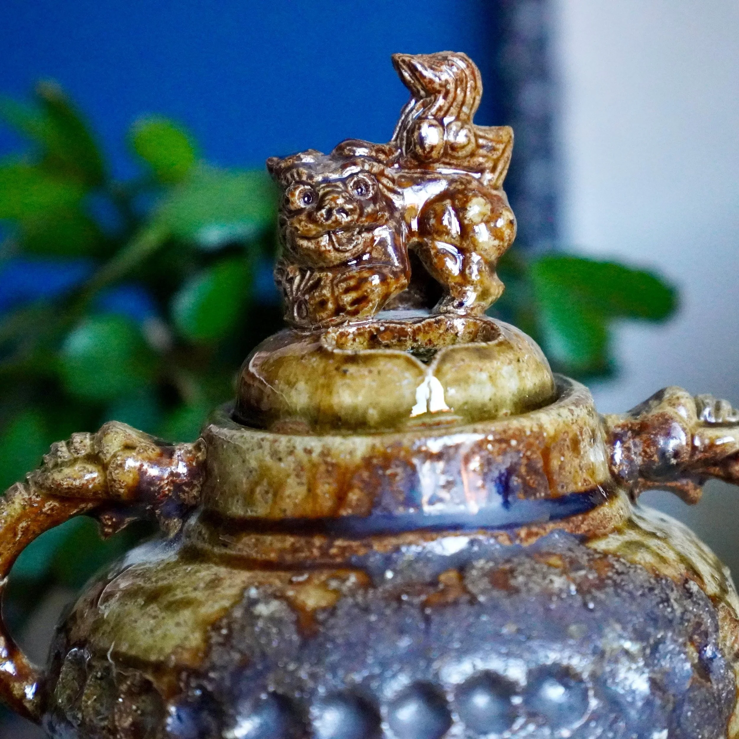 Shishi lion-dog finial, front view, Shigaraki-yaki kōro