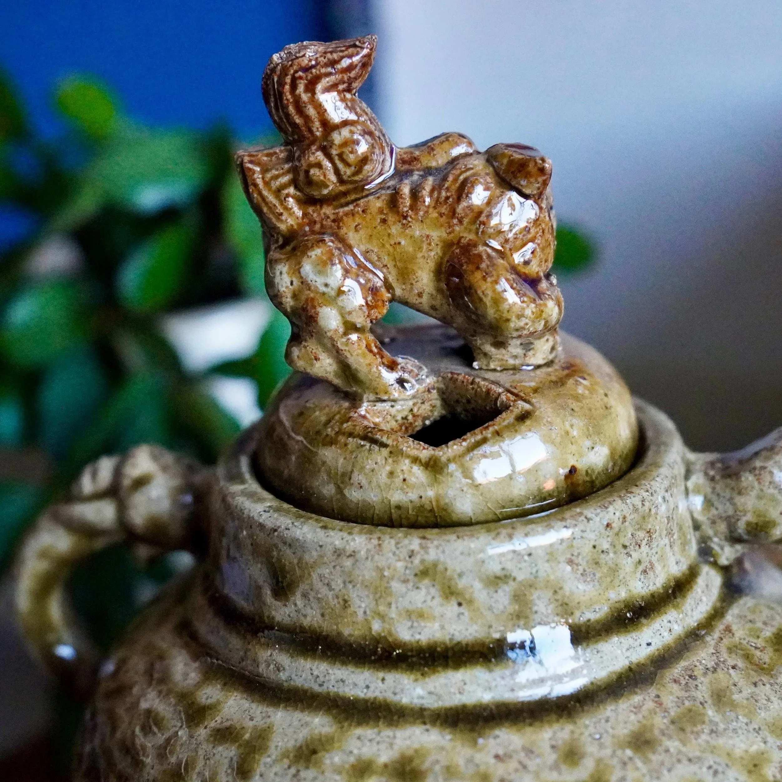 Shishi lion-dog finial, back view, Shigaraki-yaki kōro