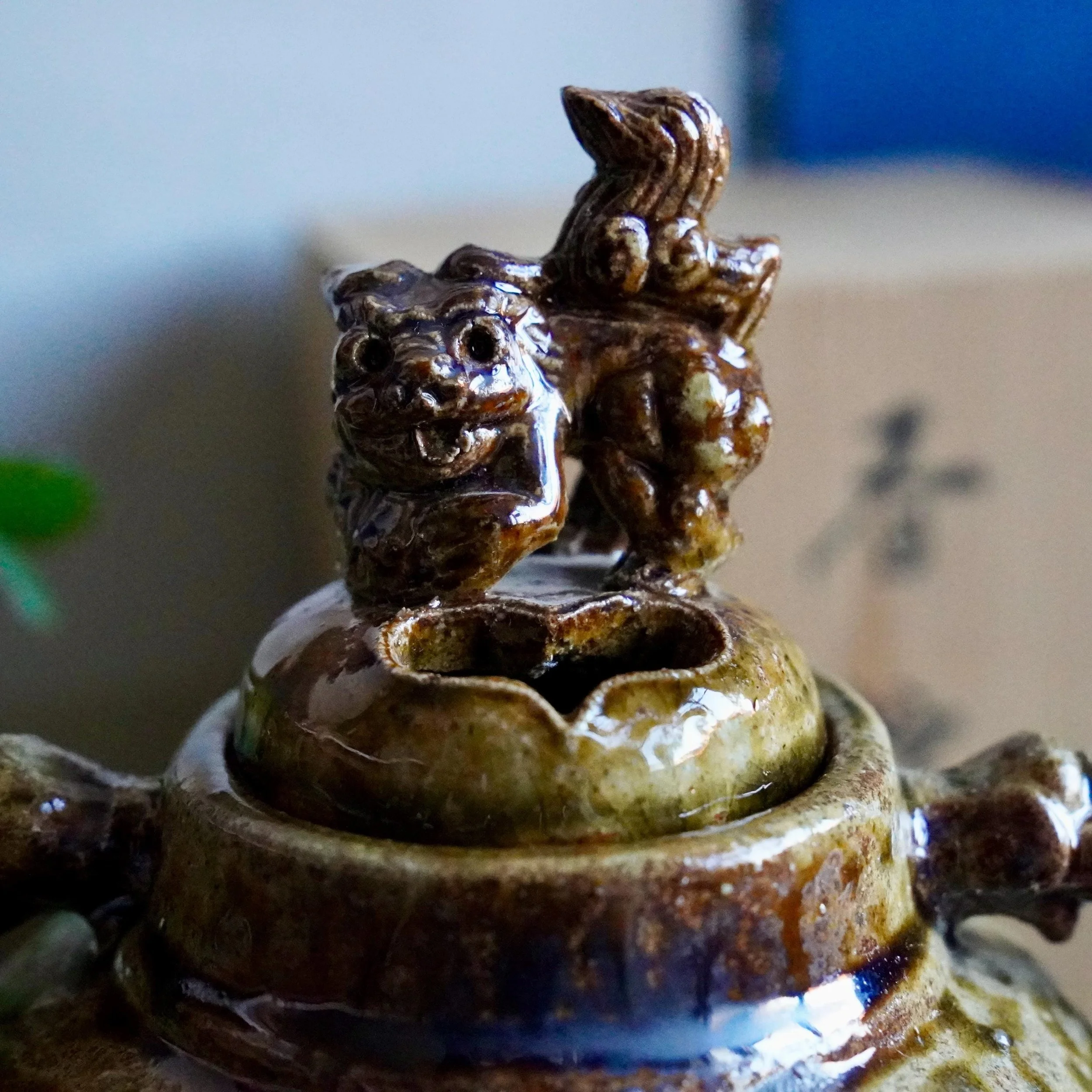 Shishi finial, angled close up, Shigaraki-yaki kōro