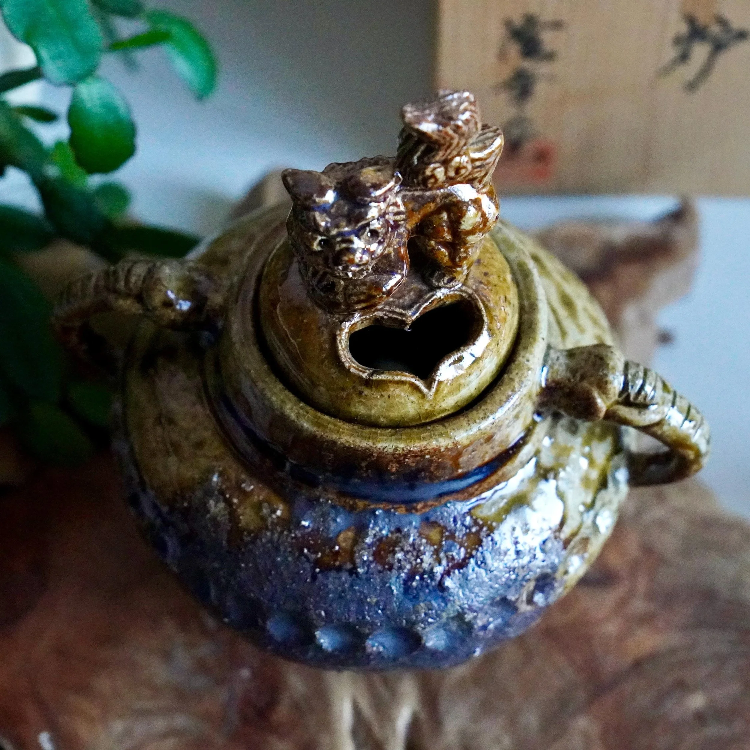 Shishi finial and heart-shaped opening, angled view