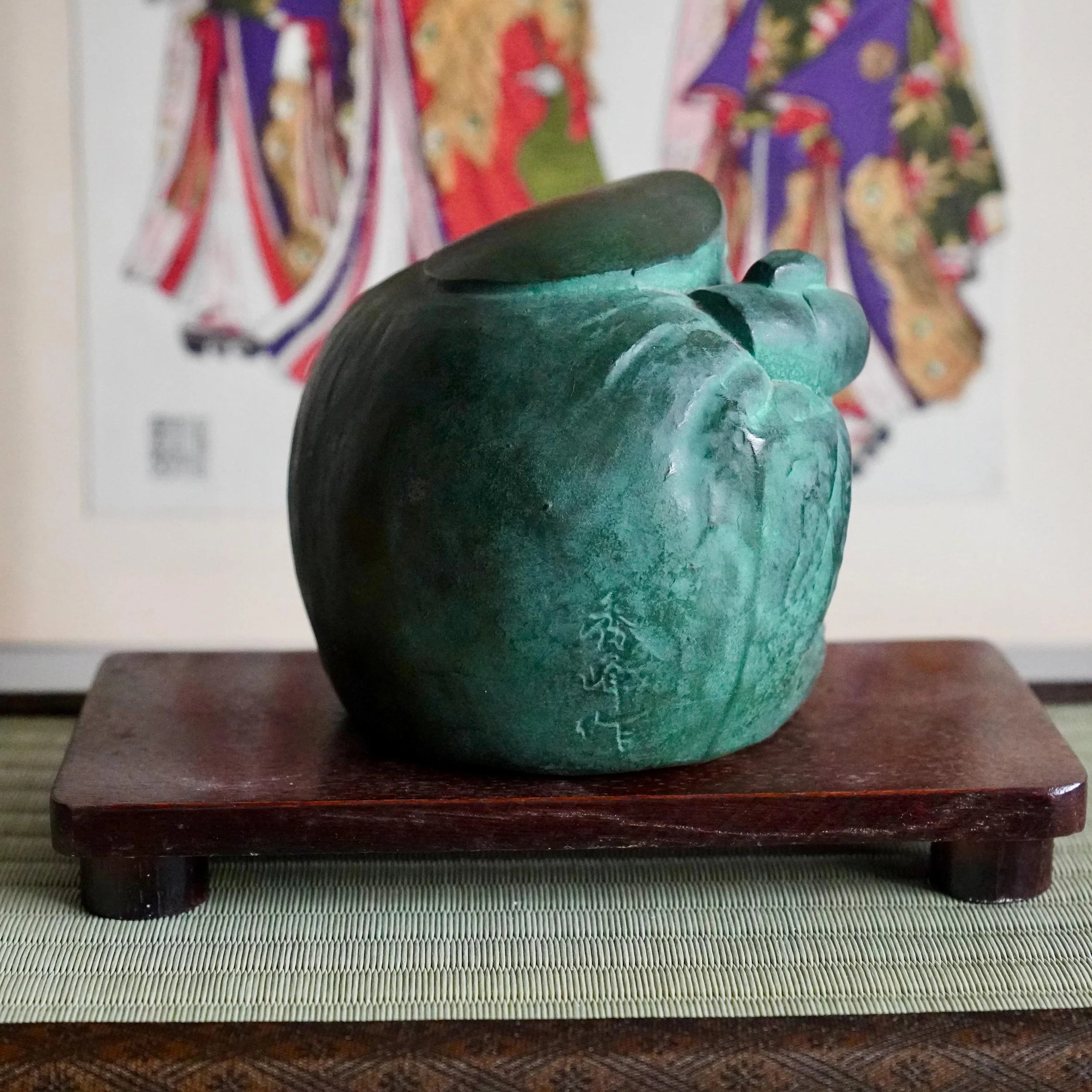 Back view Japanese bronze Daikokuten okimono showing large treasure sack and back of flat cap, green patina, signed Shuho 秀峰作 Showa period Japan