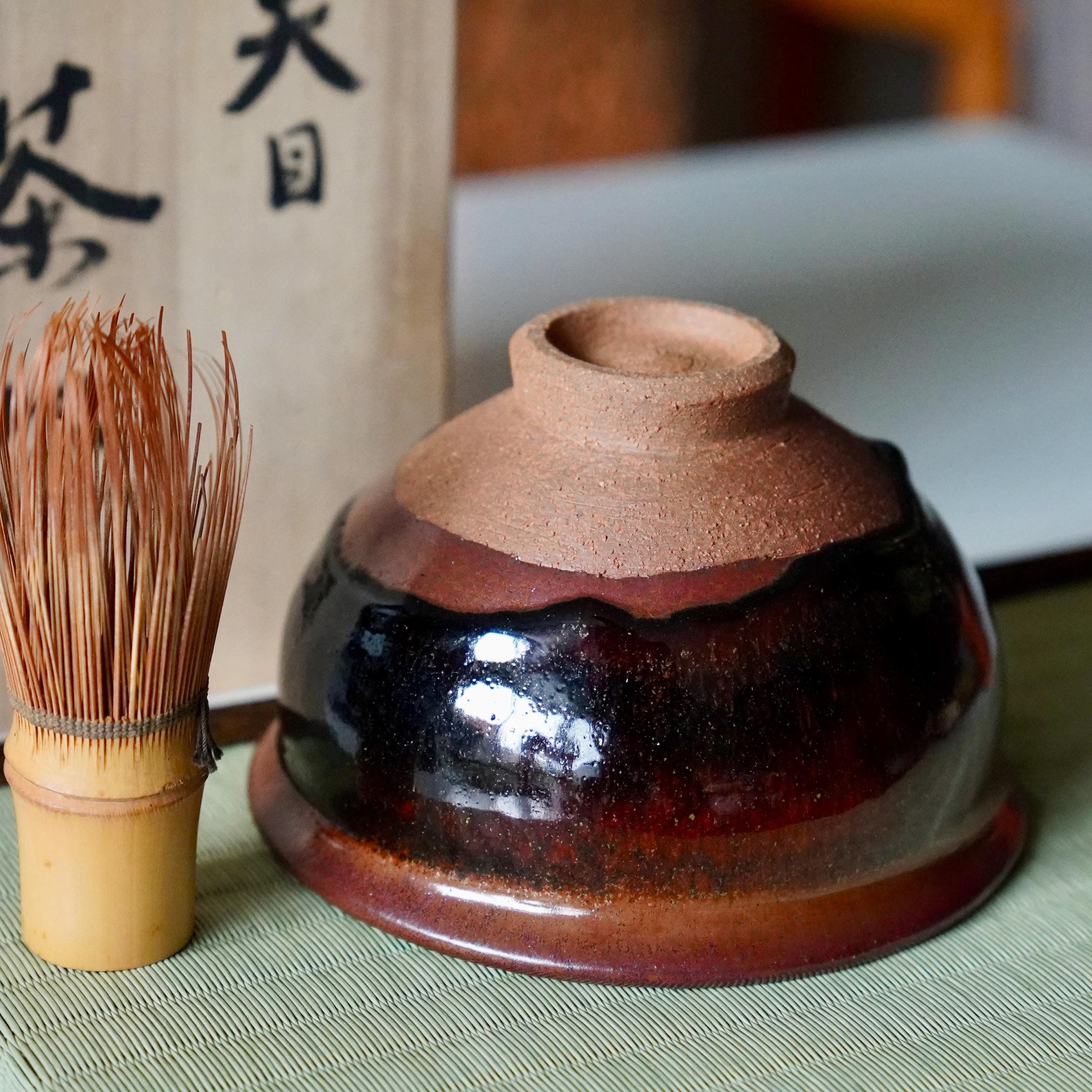 Tenmoku drip glaze chawan signed by Mizue Katsukazu, Shōwa