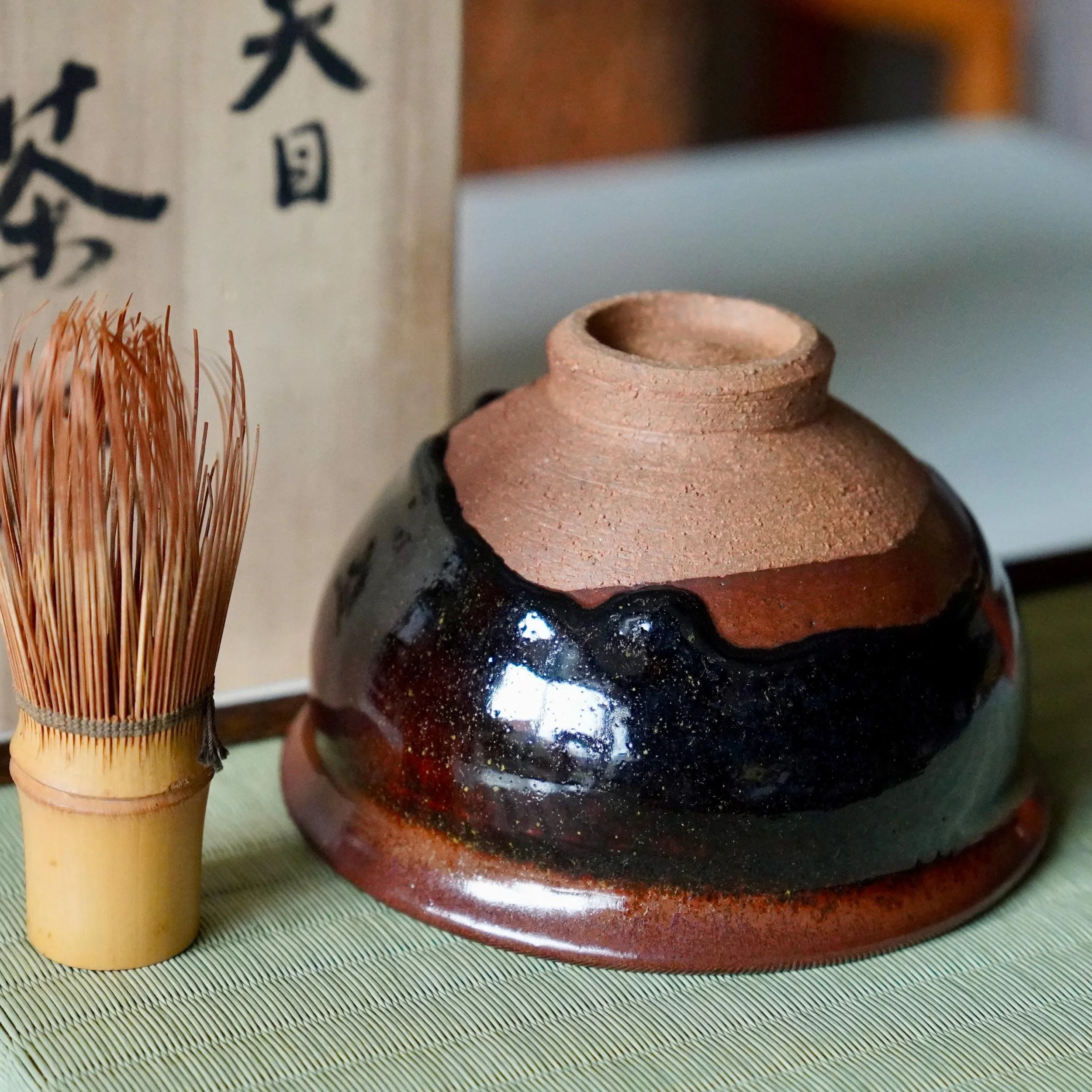 Tenmoku drip glaze chawan signed by Mizue Katsukazu, Shōwa
