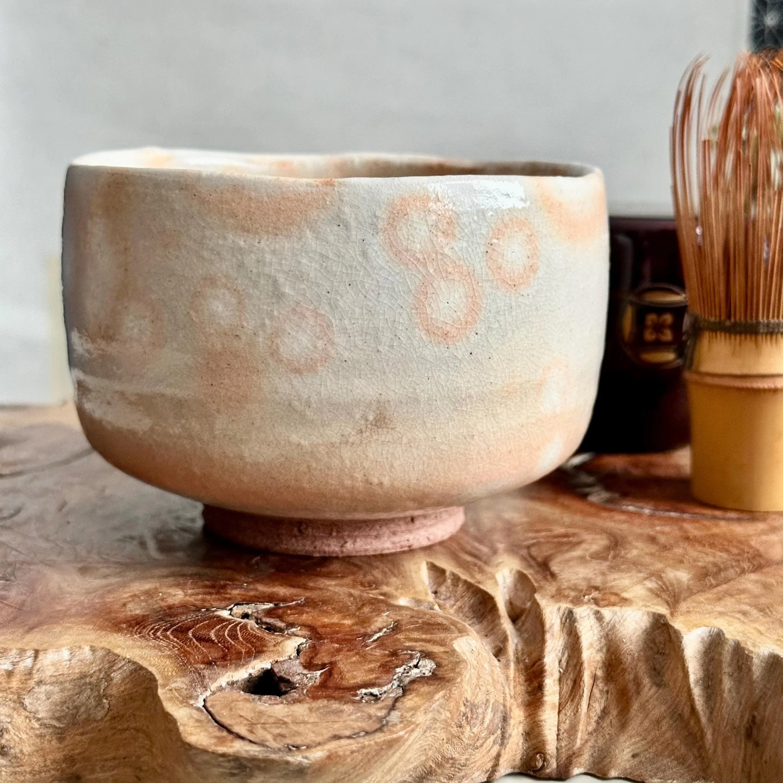 Hagi-yaki gohonde matcha bowl styled on burl wood with lacquered tea caddy