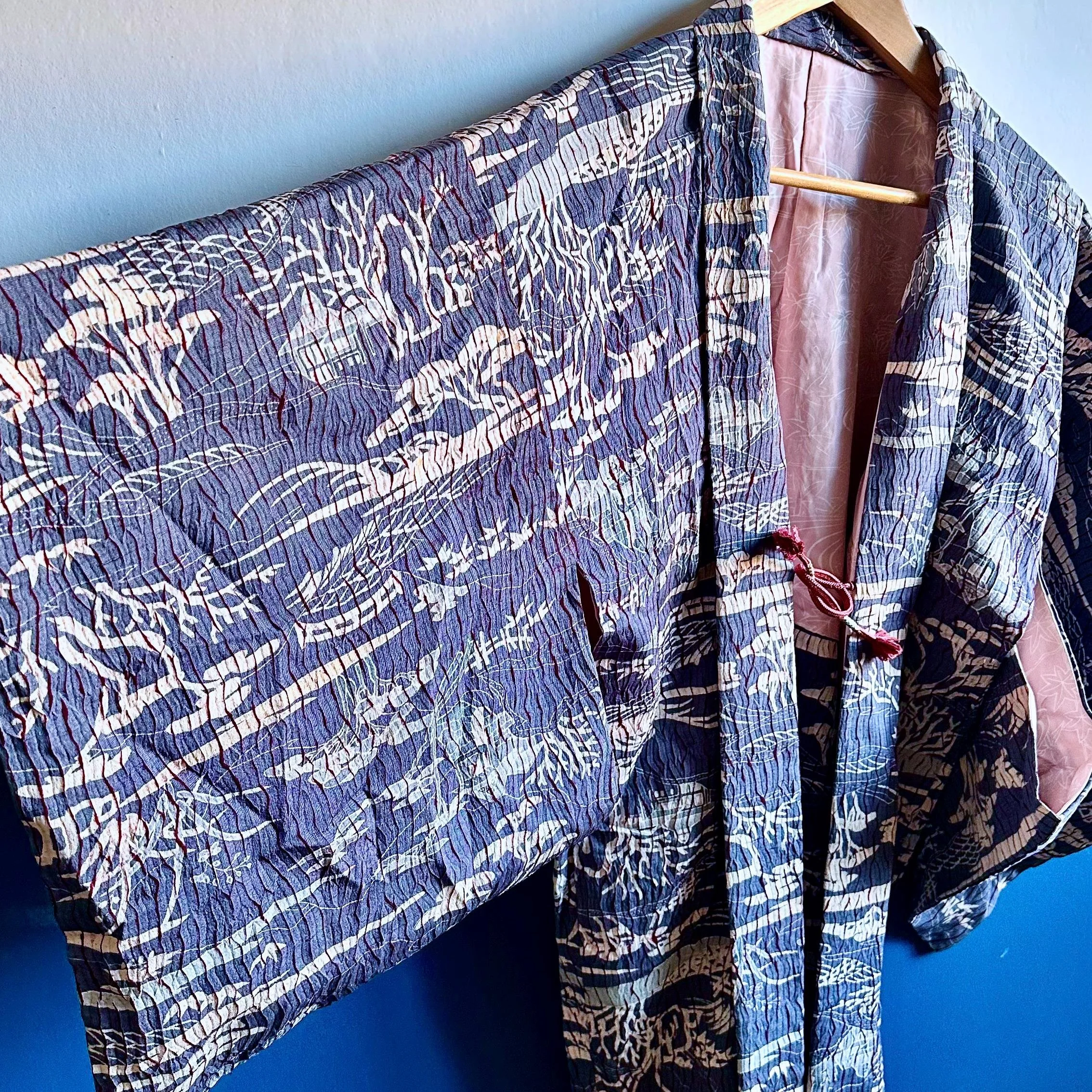 Side view vintage Japanese chirimen haori, abstract geometric pattern blue-grey and beige, Shōwa period