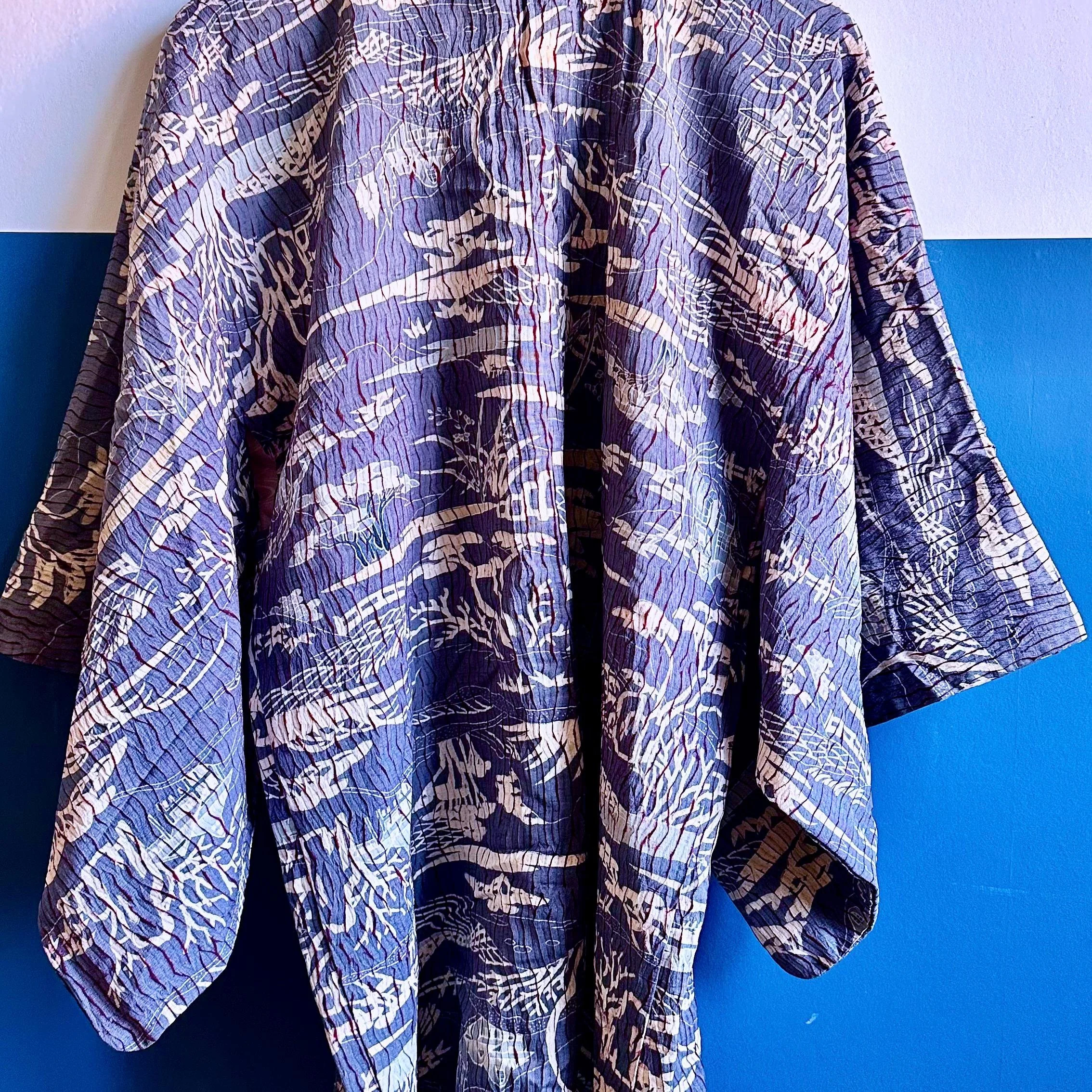 vintage Japanese chirimen silk haori Shōwa period, abstract geometric pattern blue-grey and beige, Okayama behind view