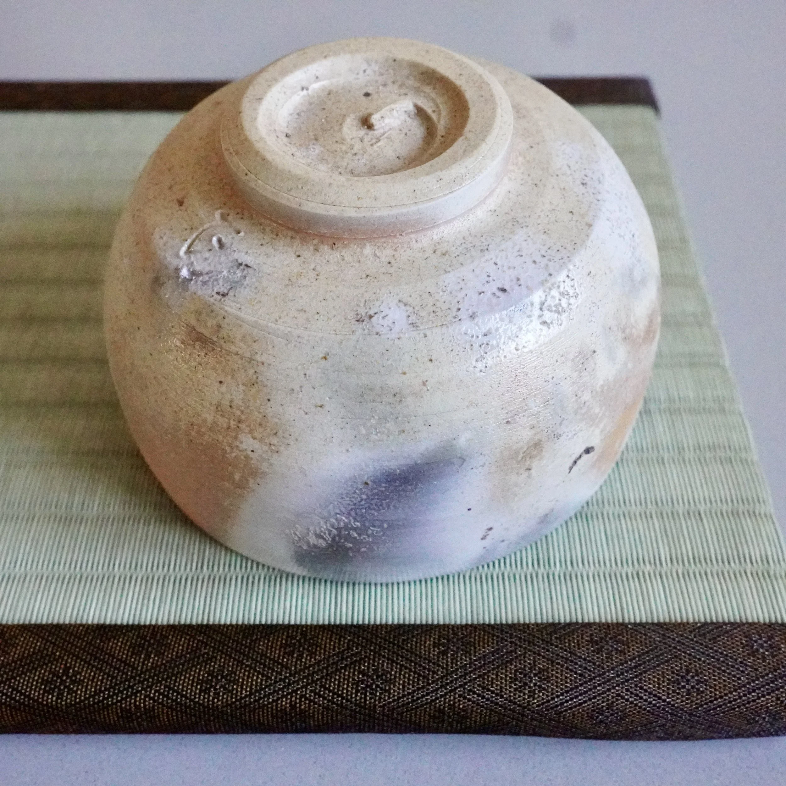 shiro-bizen-yakishime-chawan-foot-base