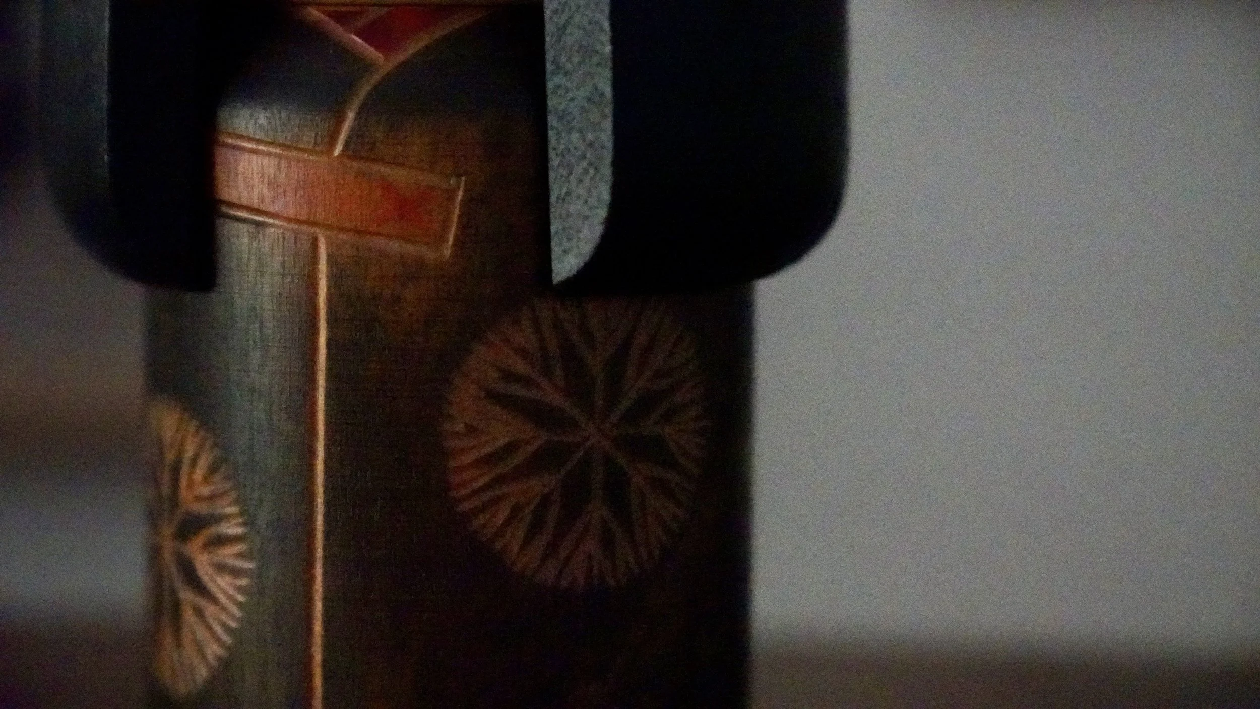 sansaku-sekiguchi-kokeshi-chrysanthemum-dark-zelkova-close.jpg