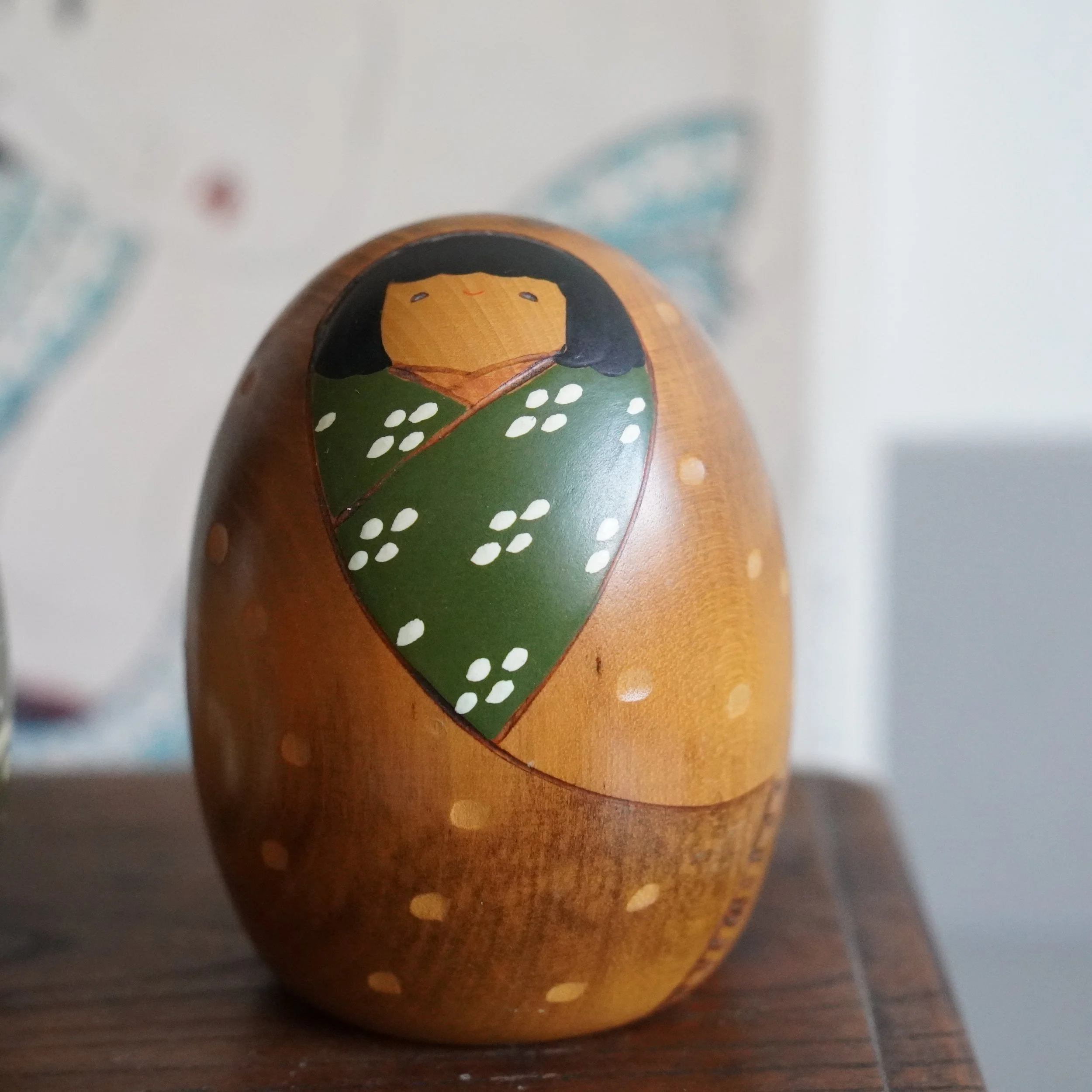 usaburo sosaku-kokeshi-egg-shaped-green-painted-face-showa.jpg