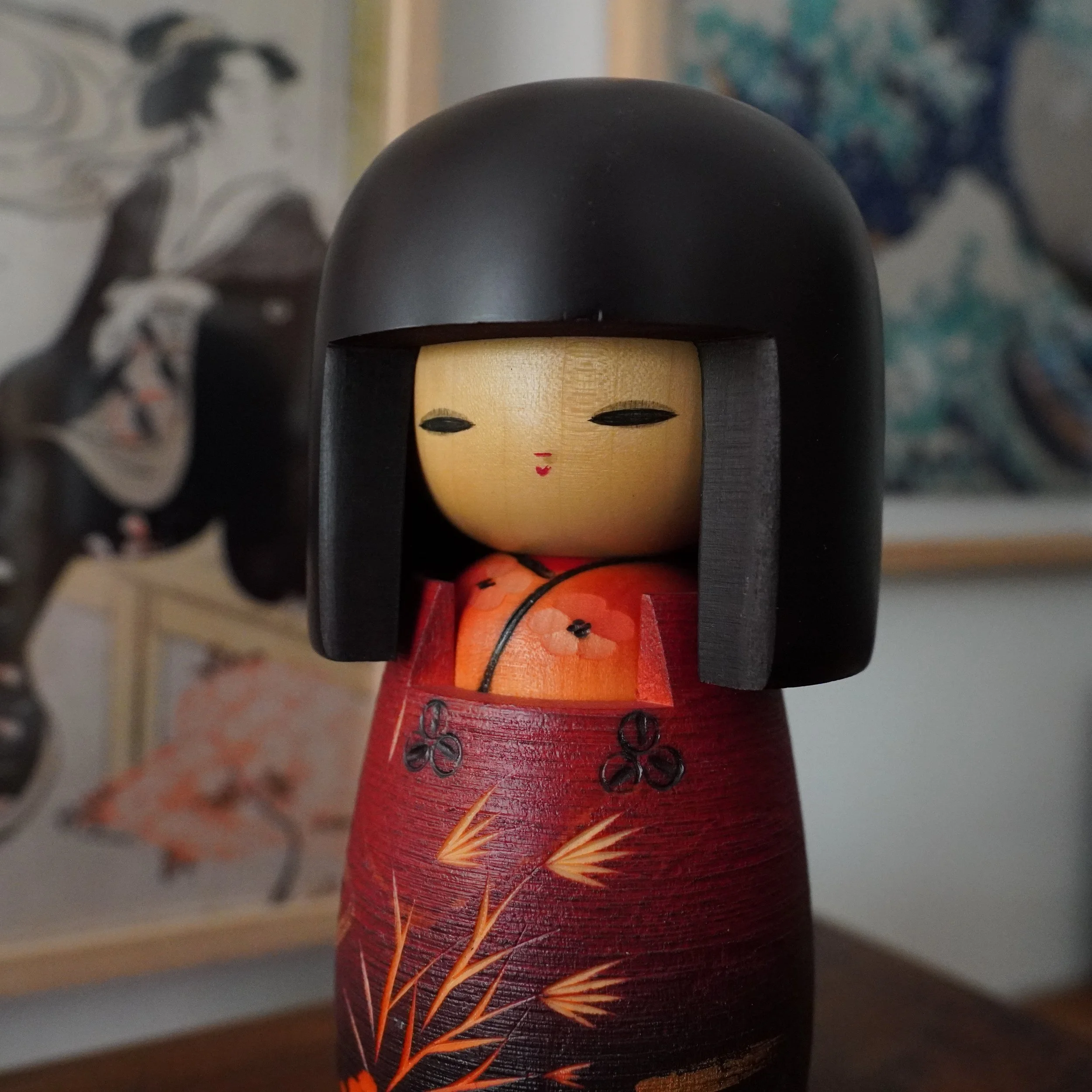 sosaku-kokeshi-red-bamboo-kimono-Masae-Fujikawa -okappa-painted-face-showa.jpg