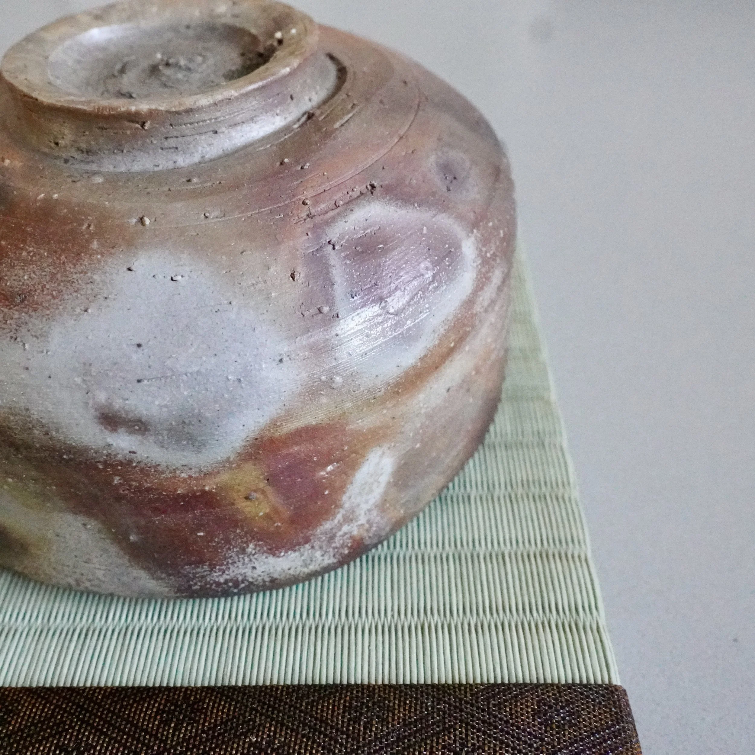 bizen-yakishime-chawan-tekifu-budo-iro-shoulder-detail.jpg