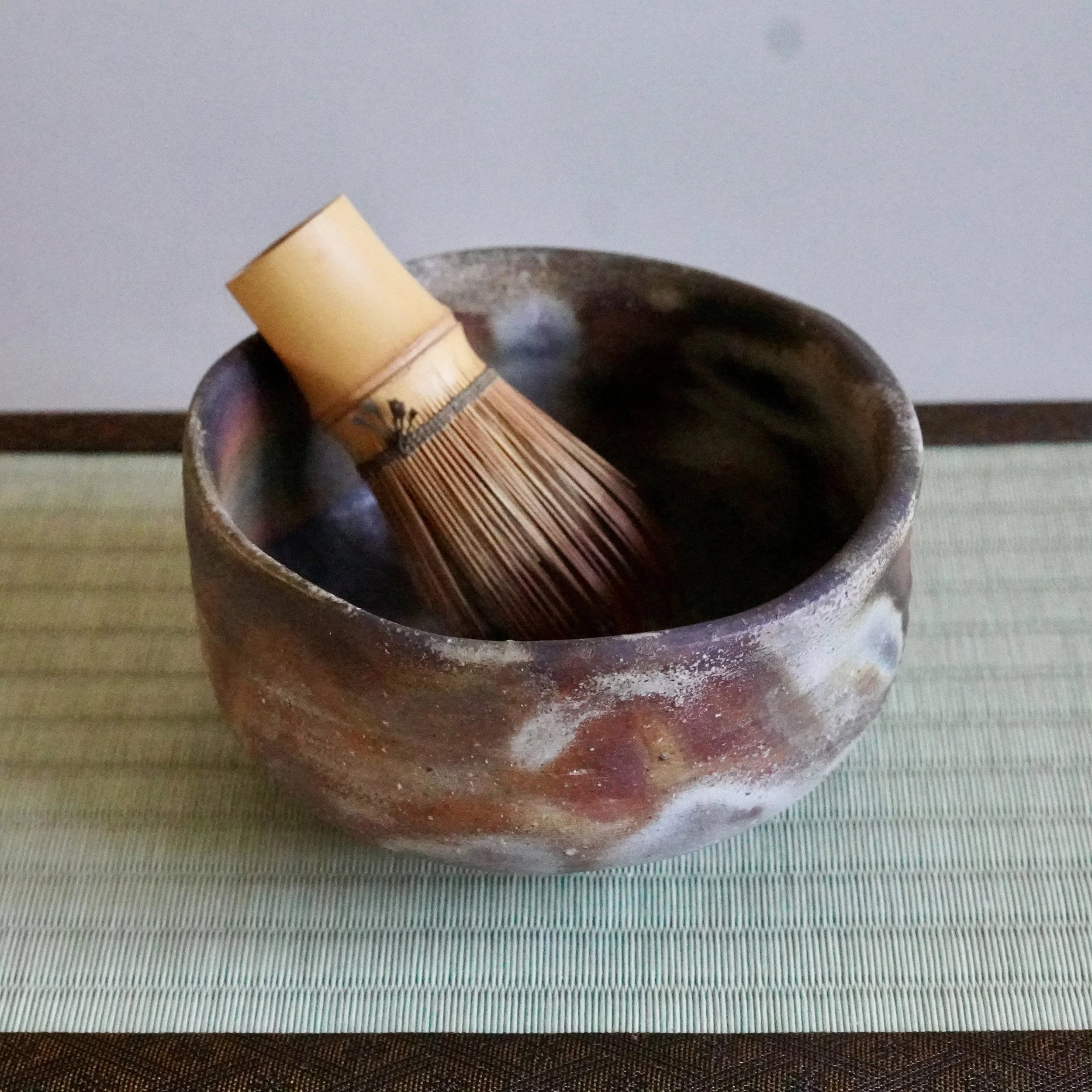 bizen-yakishime-chawan-tekifu-budo-iro-chasen-front.jpg